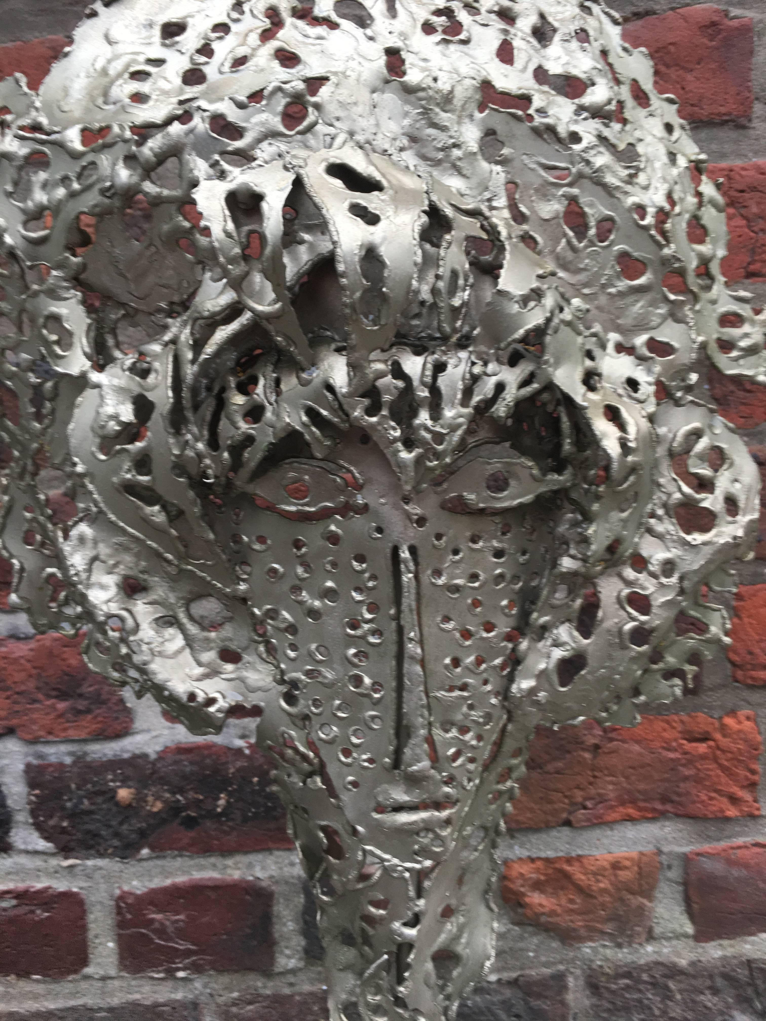 Krister, brutalistische Skulpturenlampe aus weißem Metall, um 1970, signiert.