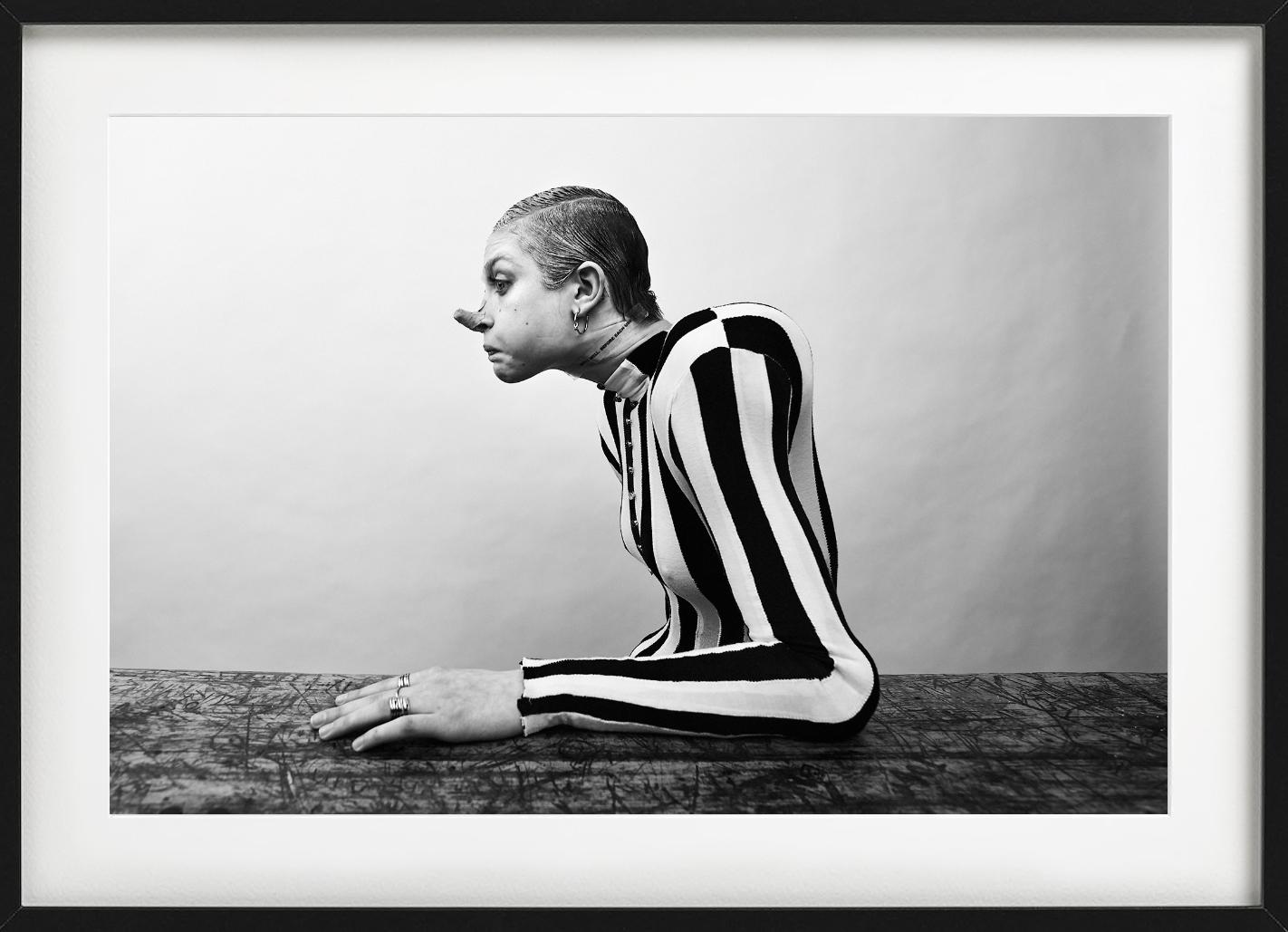 LERA ABOVA - Surreal Side Profile, photographie d'art, 2019 - Contemporain Photograph par Kristian Schuller