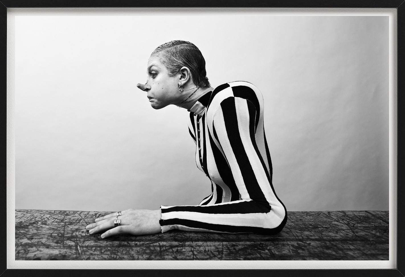 LERA ABOVA - Surreal Side Profile, photographie d'art, 2019 - Gris Black and White Photograph par Kristian Schuller