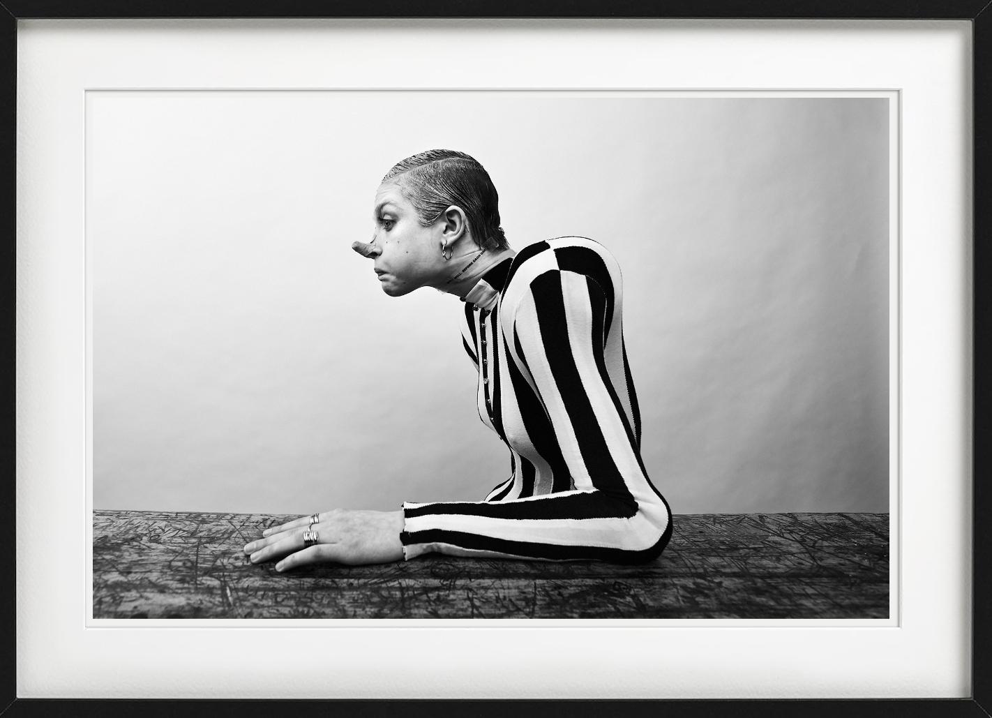 LERA ABOVA - Surreal Side Profile, photographie d'art, 2019 en vente 2