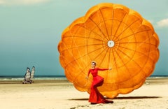 Nadja Auermann - Photographie de mode avec parachute à la plage, Fine Art