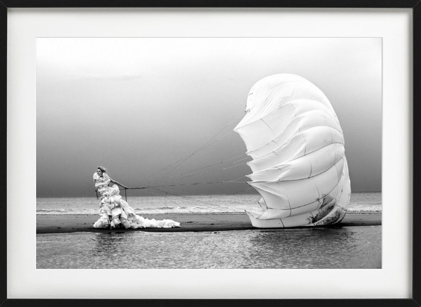 Nadja I+I, tenant un parachute, photographiée par Kristian Schuller. 

Tous les tirages sont en édition limitée. Disponible en plusieurs tailles. Encadrement haut de gamme sur demande.

Toutes les impressions sont réalisées et signées par l'artiste.