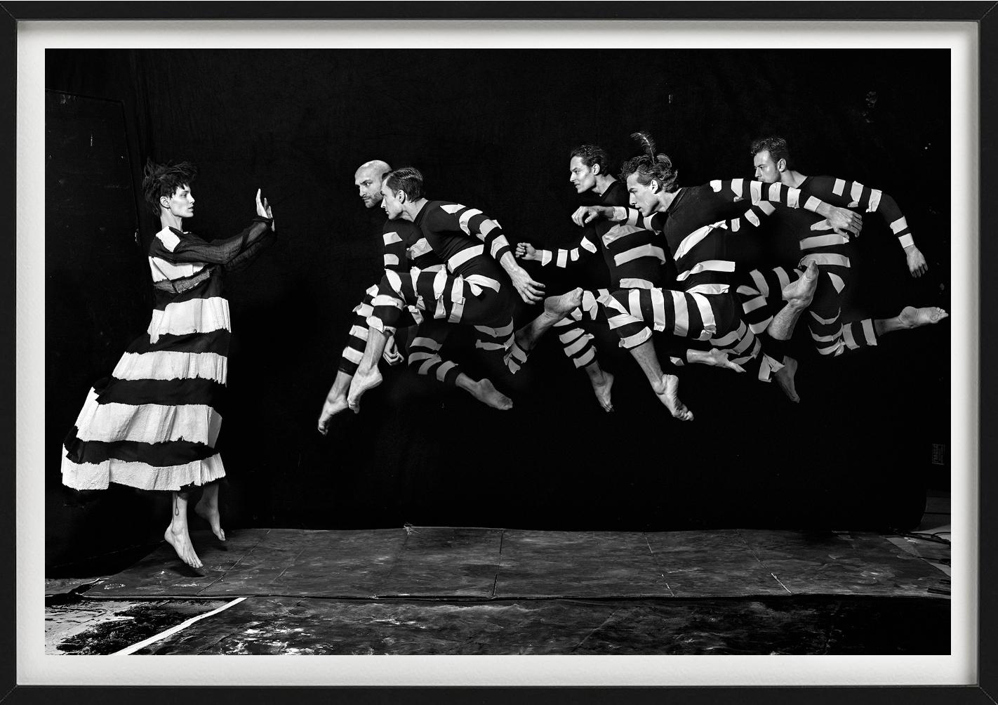 Staatsballet, Gruppensprung, Iris Strubegger, photographie d'art, 2016 - Noir Portrait Photograph par Kristian Schuller
