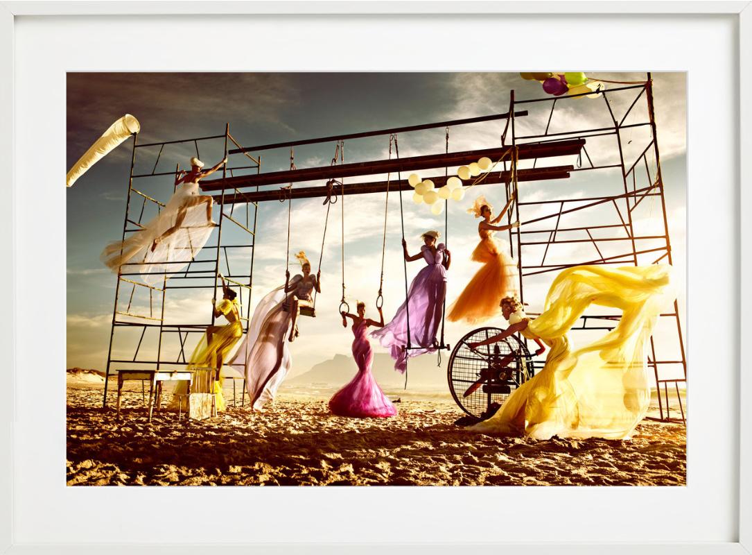 Strand II – Modelle auf einer kletternden Struktur, Kunstfotografie, 2010-2012 im Angebot 5