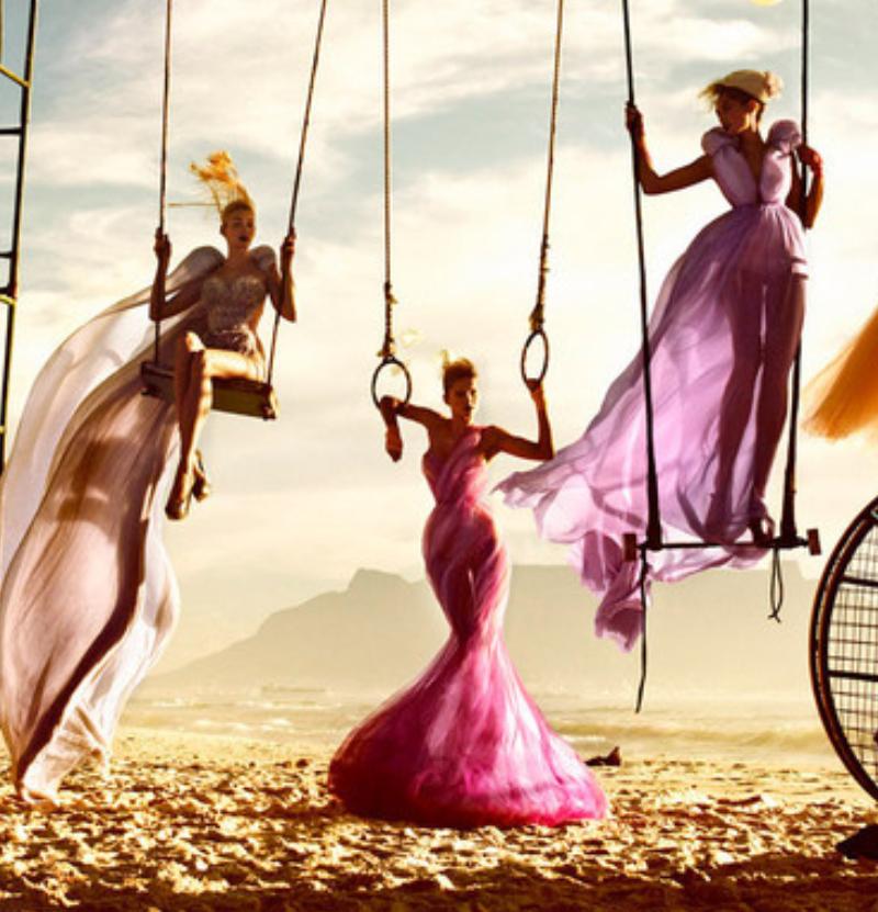 Strand II – Modelle auf einer kletternden Struktur, Kunstfotografie, 2010-2012 – Photograph von Kristian Schuller