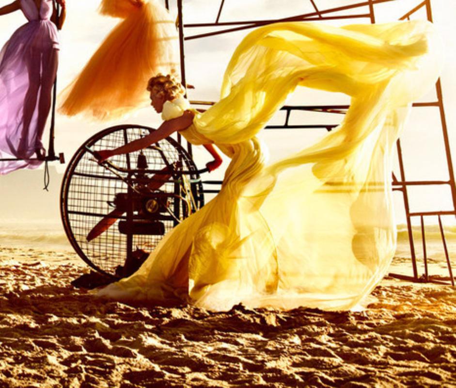 Strand II – Modelle auf einer kletternden Struktur, Kunstfotografie, 2010-2012 (Zeitgenössisch), Photograph, von Kristian Schuller