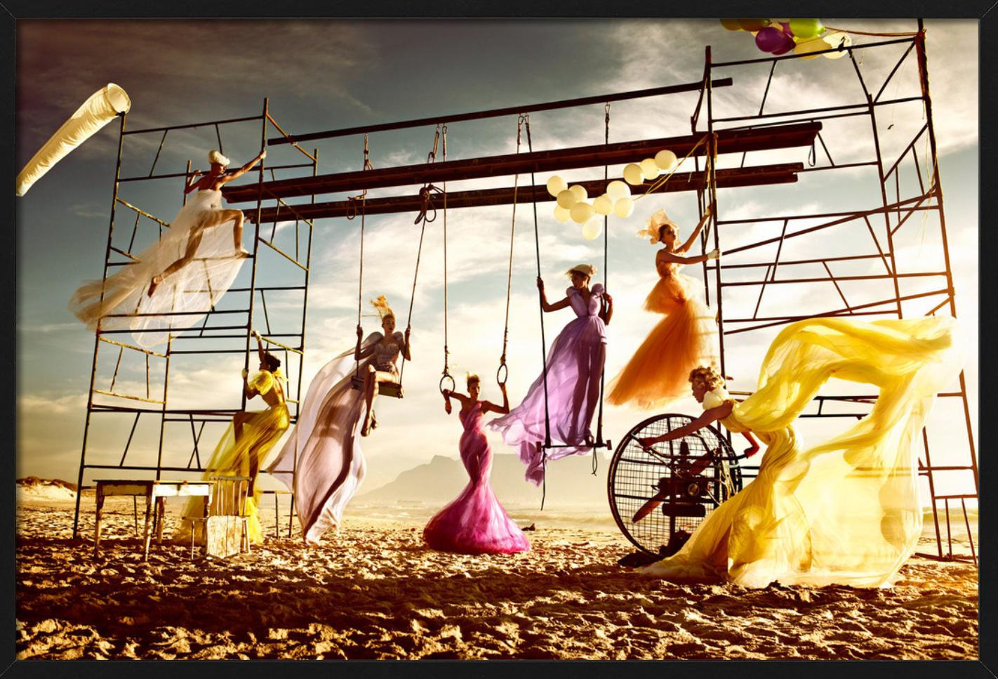 Strand II – Modelle auf einer kletternden Struktur, Kunstfotografie, 2010-2012 im Angebot 1