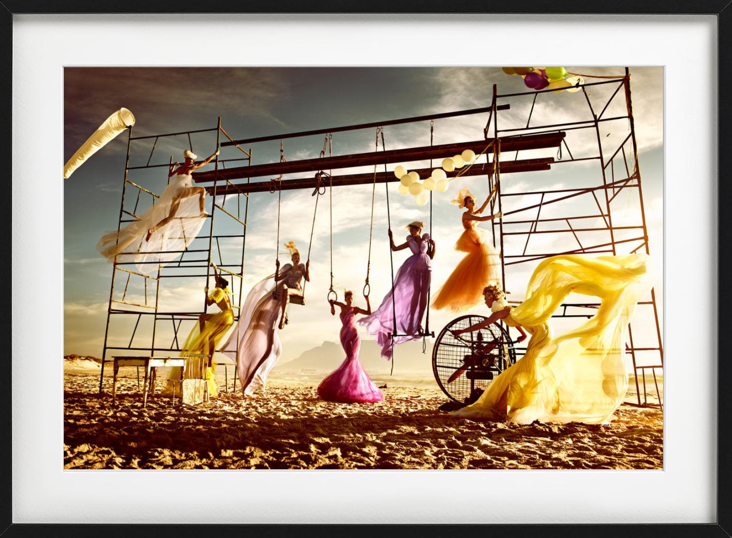 Strand II – Modelle auf einer kletternden Struktur, Kunstfotografie, 2010-2012 im Angebot 2