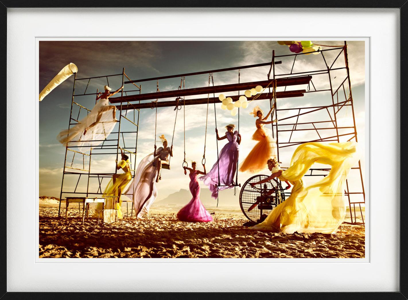 Strand II – Modelle auf einer kletternden Struktur, Kunstfotografie, 2010-2012 im Angebot 3