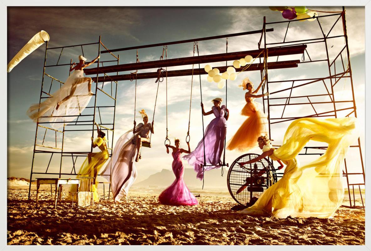 Strand II – Modelle auf einer kletternden Struktur, Kunstfotografie, 2010-2012 im Angebot 4