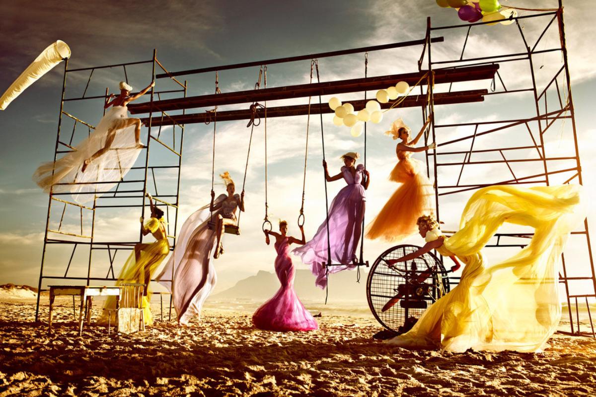 Kristian Schuller Figurative Photograph – Strand II – Modelle auf einer kletternden Struktur, Kunstfotografie, 2010-2012