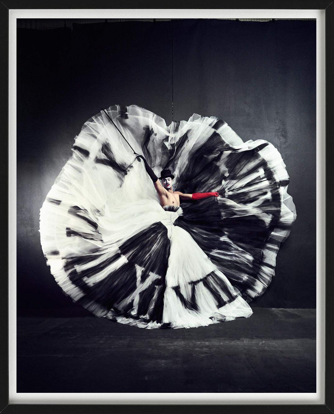 Zeit – Tänzerin mit Rock wie eine Uhr, Kunstfotografie – Photograph von Kristian Schuller