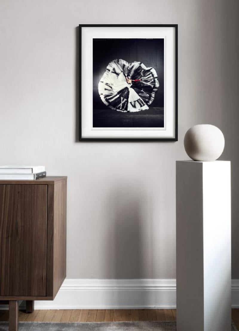 Zeit – Tänzerin mit Rock wie eine Uhr, Kunstfotografie (Zeitgenössisch), Photograph, von Kristian Schuller