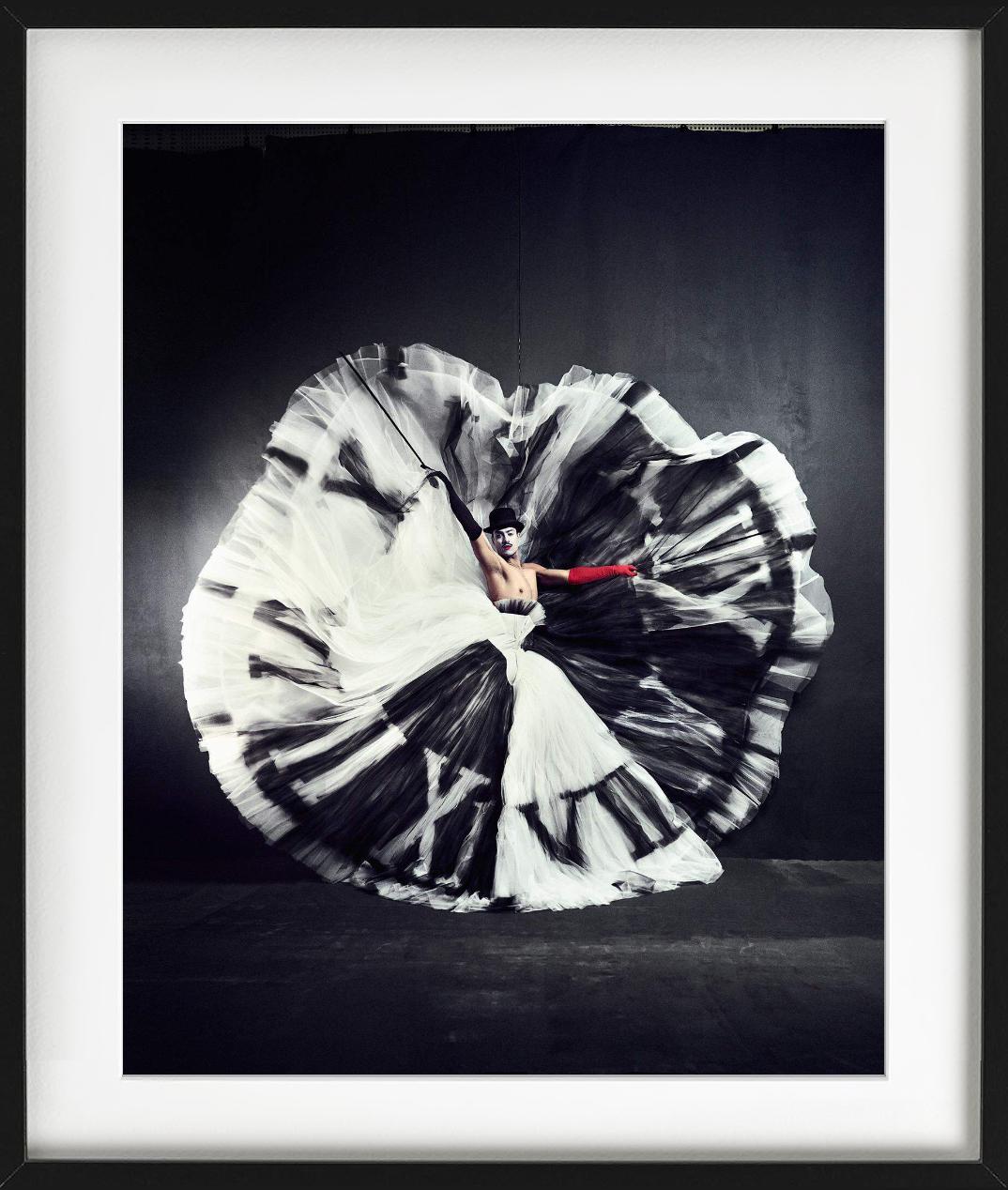 Zeit – Tänzerin mit Rock wie eine Uhr, Kunstfotografie (Schwarz), Figurative Photograph, von Kristian Schuller