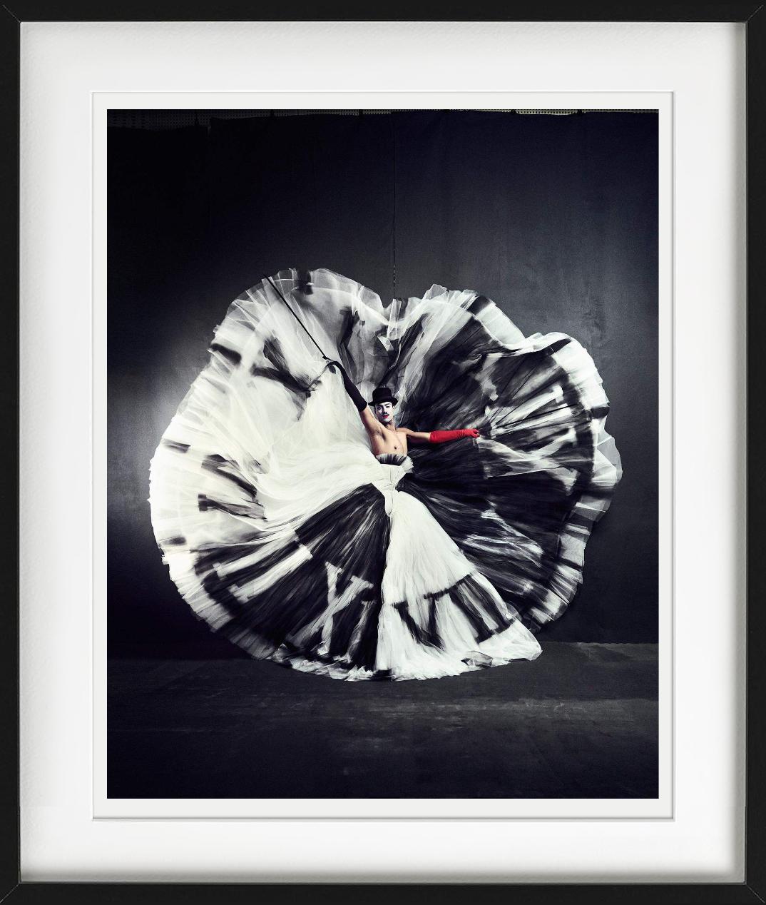Abstrakte Kunstfotografie  einer Tänzerin mit wirbelndem Rock, die wie eine Uhr aussieht, fotografiert von Kristian Schuller. 

Alle Drucke sind in limitierter Auflage erhältlich. Erhältlich in mehreren Größen. Hochwertige Einrahmung auf