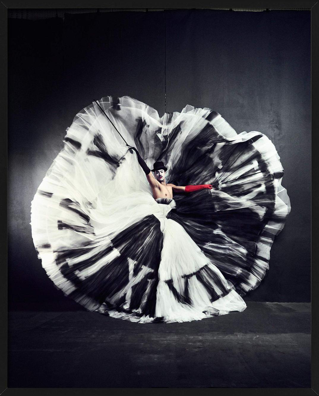 Zeit – Tänzerin mit Rock wie eine Uhr, Kunstfotografie im Angebot 1