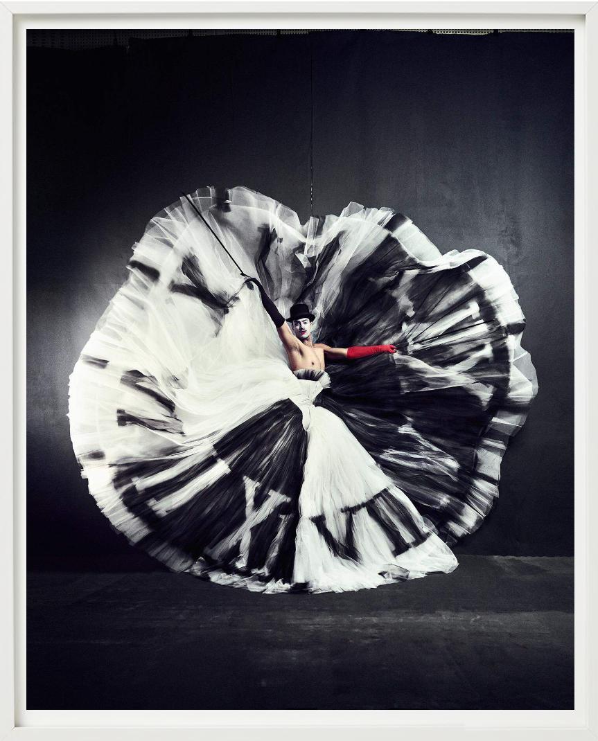 Zeit – Tänzerin mit Rock wie eine Uhr, Kunstfotografie im Angebot 2
