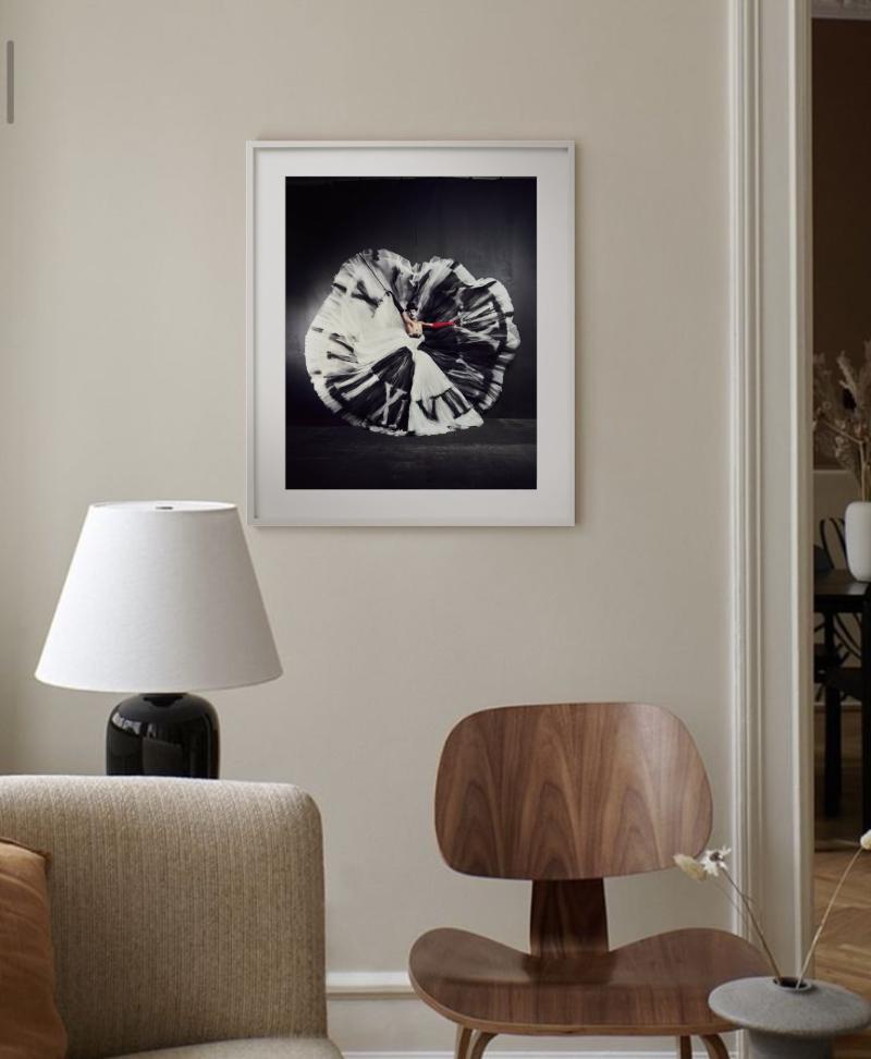 Zeit – Tänzerin mit Rock wie eine Uhr, Kunstfotografie im Angebot 3
