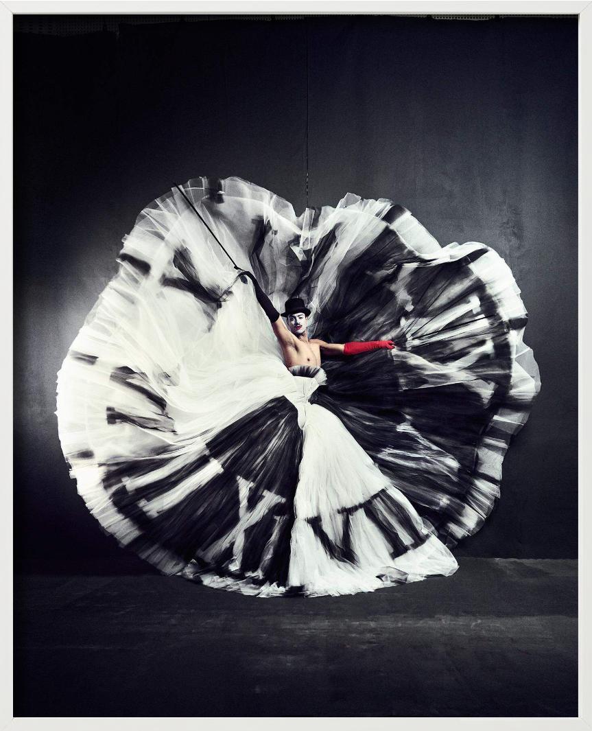 Zeit – Tänzerin mit Rock wie eine Uhr, Kunstfotografie im Angebot 4