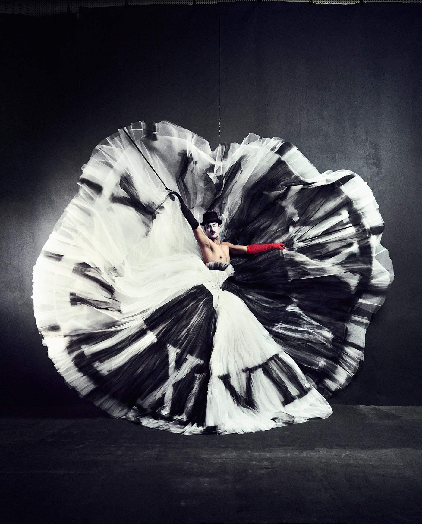 Kristian Schuller Figurative Photograph – Zeit – Tänzerin mit Rock wie eine Uhr, Kunstfotografie