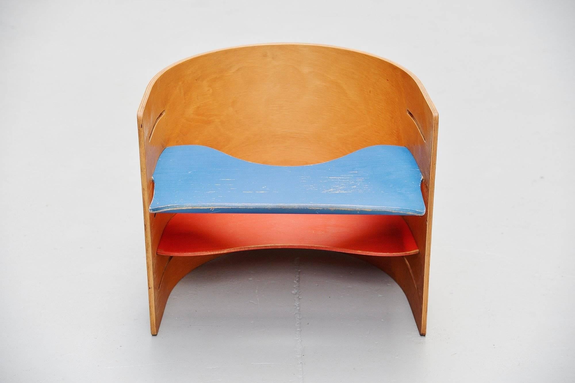 Chaise d'enfant emblématique conçue par Kristian Solmer Vedel et fabriquée par Orskow & Co, Danemark, 1957. Cette chaise pour enfants en contreplaqué de forme étonnante a une assise et un plateau réglables. Il suffit de plier la chaise pour en