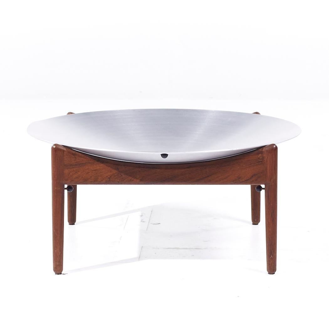 Kristian Solmer Vedel Modus Mid Century Fruit Bowl Rosewood Side Table

Cette table d'appoint mesure : 28.25 de large x 28.25 de profond x 13 pouces de haut

Nous prenons nos photos dans un studio à éclairage contrôlé afin de montrer le plus de