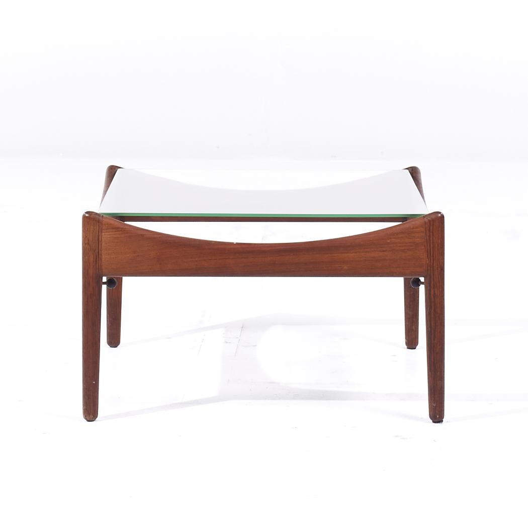 Kristian Solmer Vedel Modus Table d'appoint du milieu du siècle en palissandre et verre

Cette table d'appoint mesure : 21.5 de large x 21.5 de profond x 13 de haut

Nous prenons nos photos dans un studio à éclairage contrôlé afin de montrer le plus