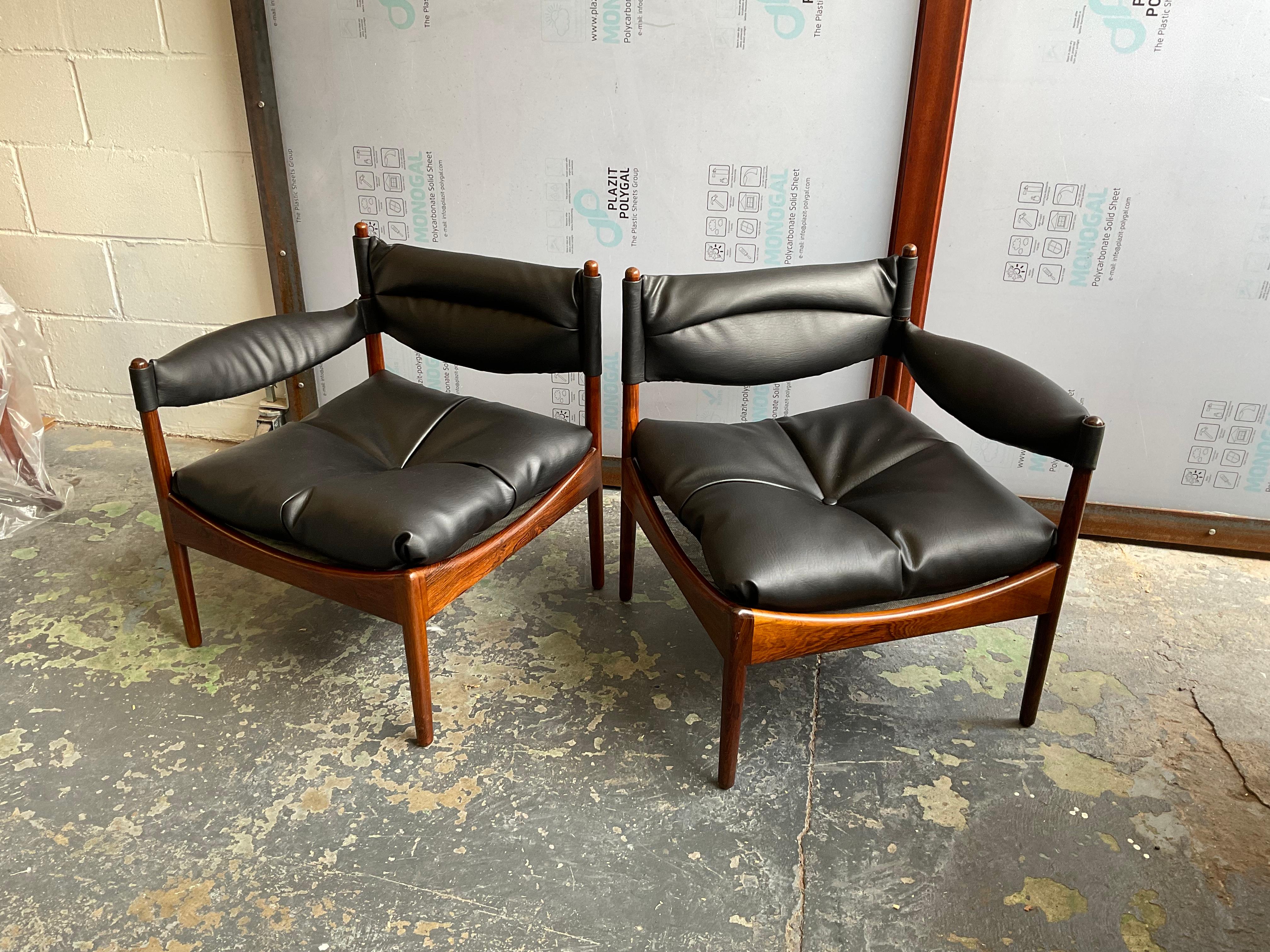 Ein Sofa, das aus zwei einzelnen Sesseln mit je einem Arm besteht - das ist das Modus-System von Kristian Vedel für Søren Willadsen, 1963. Ultimative Raffinesse durch Schlichtheit. Dieses schlichte, aber ästhetisch robuste Design erfreut das Auge