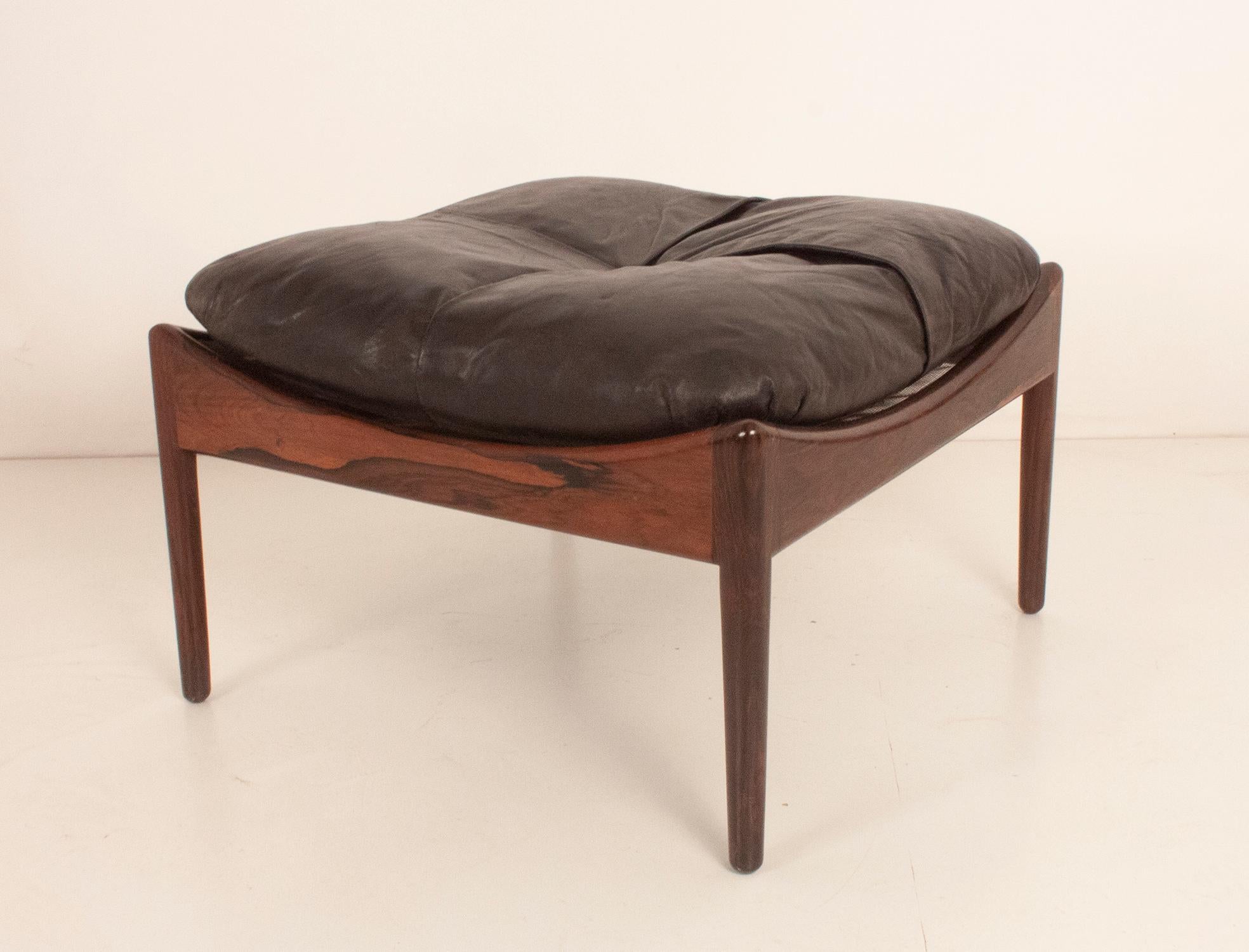 Nice ottoman in good condition. Made of beautiful wood and quality black leather.
It has a very elegant design and is also very practical.
It is in very good condition.
Hard to find these exclusive pieces.