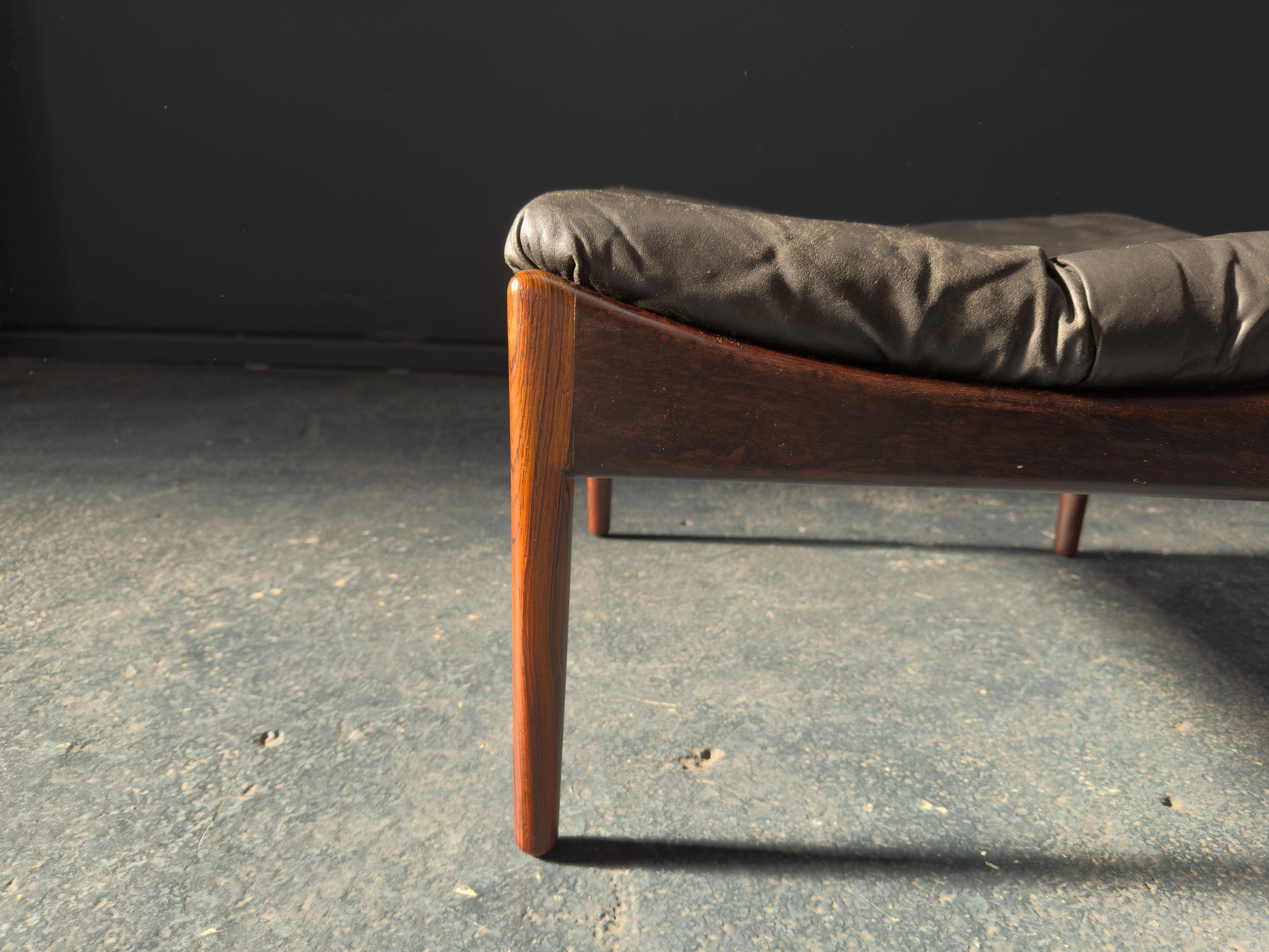 Diseñado por el prestigioso diseñador danés Kristian Vedel para Søren Willadsen, este taburete otomano 