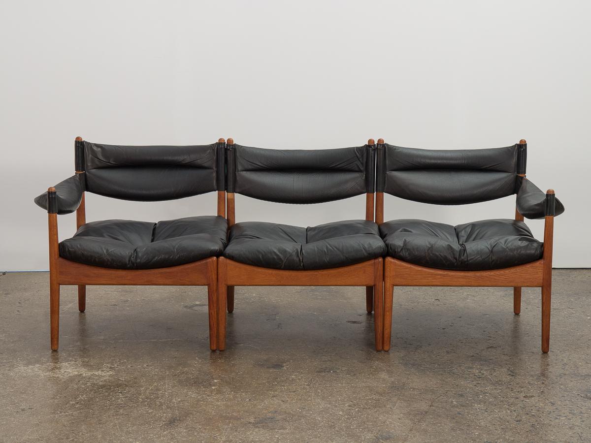 Modernes dänisches Dreisitzsofa Modus, entworfen von Kristian Vedel für Soren Willadsen. Version mit niedriger Rückenlehne, mit gepolstertem Lederrücken und Armlehnen. Der minimalistische Eichenrahmen weist eine schöne, warme Patina auf. Diese