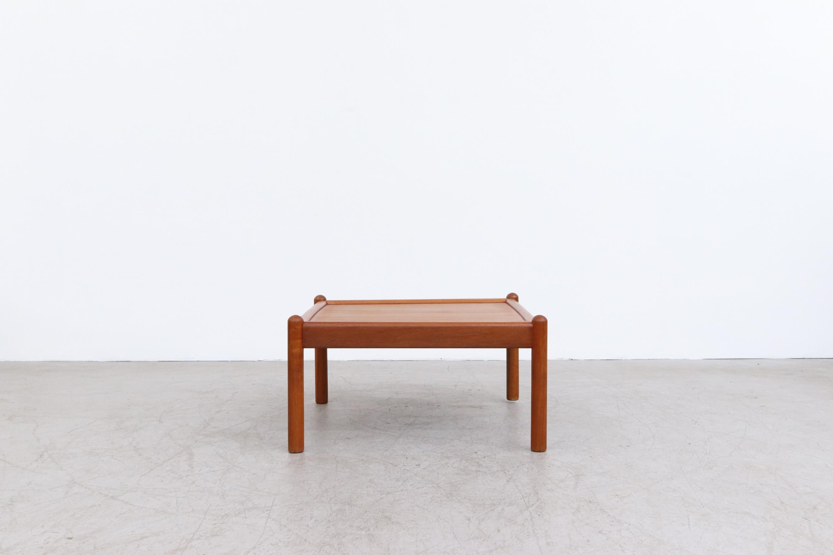 Kristian Vedel Style Teak Couchtisch oder Beistelltisch. Massive runde Beine, die über die Tischplatte hinausragen, und eine schöne abgerundete Lippe. Im ursprünglichen Zustand mit schöner Patina und einige Verwerfungen auf dem Rahmen. Die Abnutzung