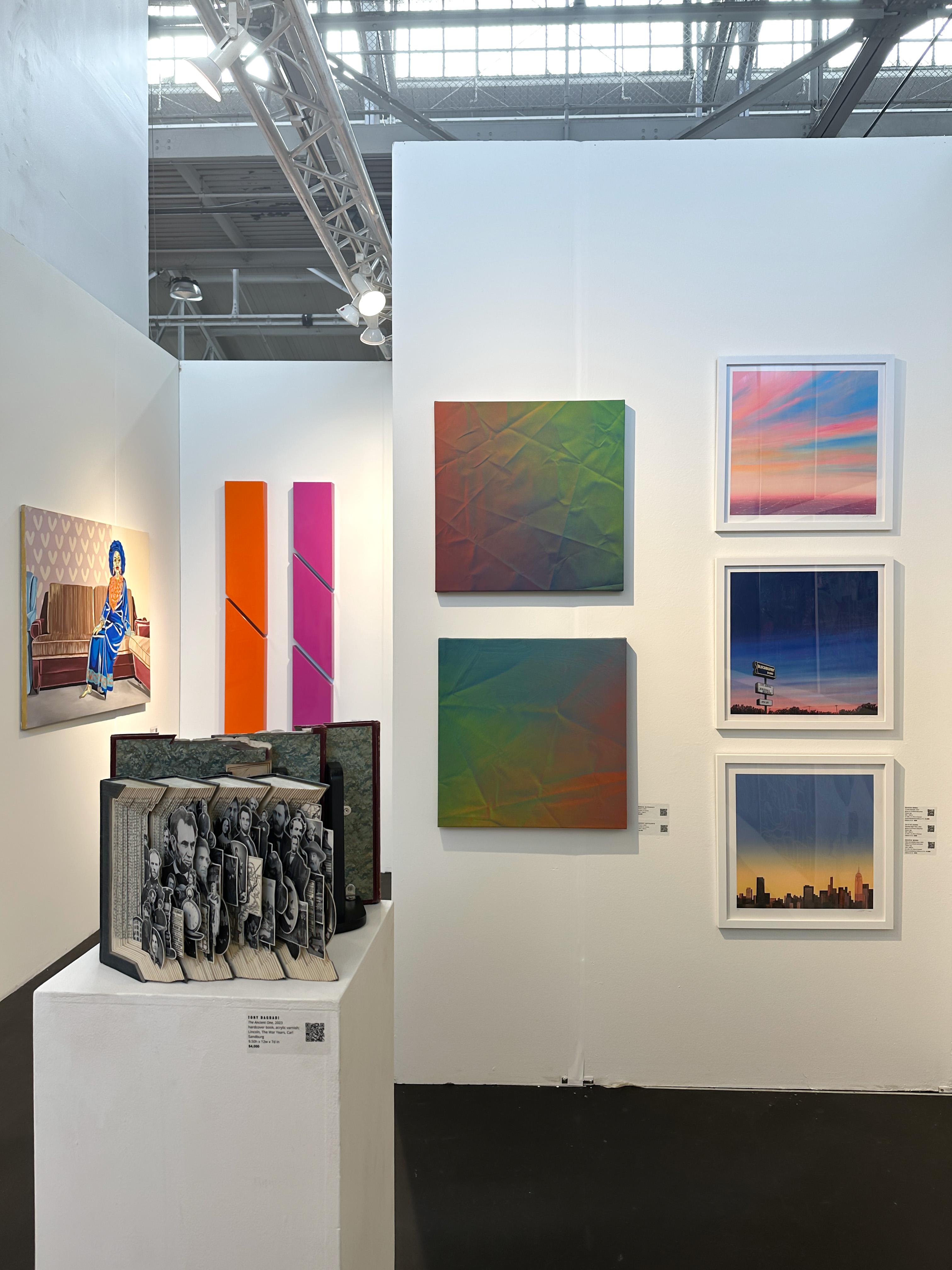 New York (Golden Hour), orné à la main - Bleu Landscape Print par Kristin Moore