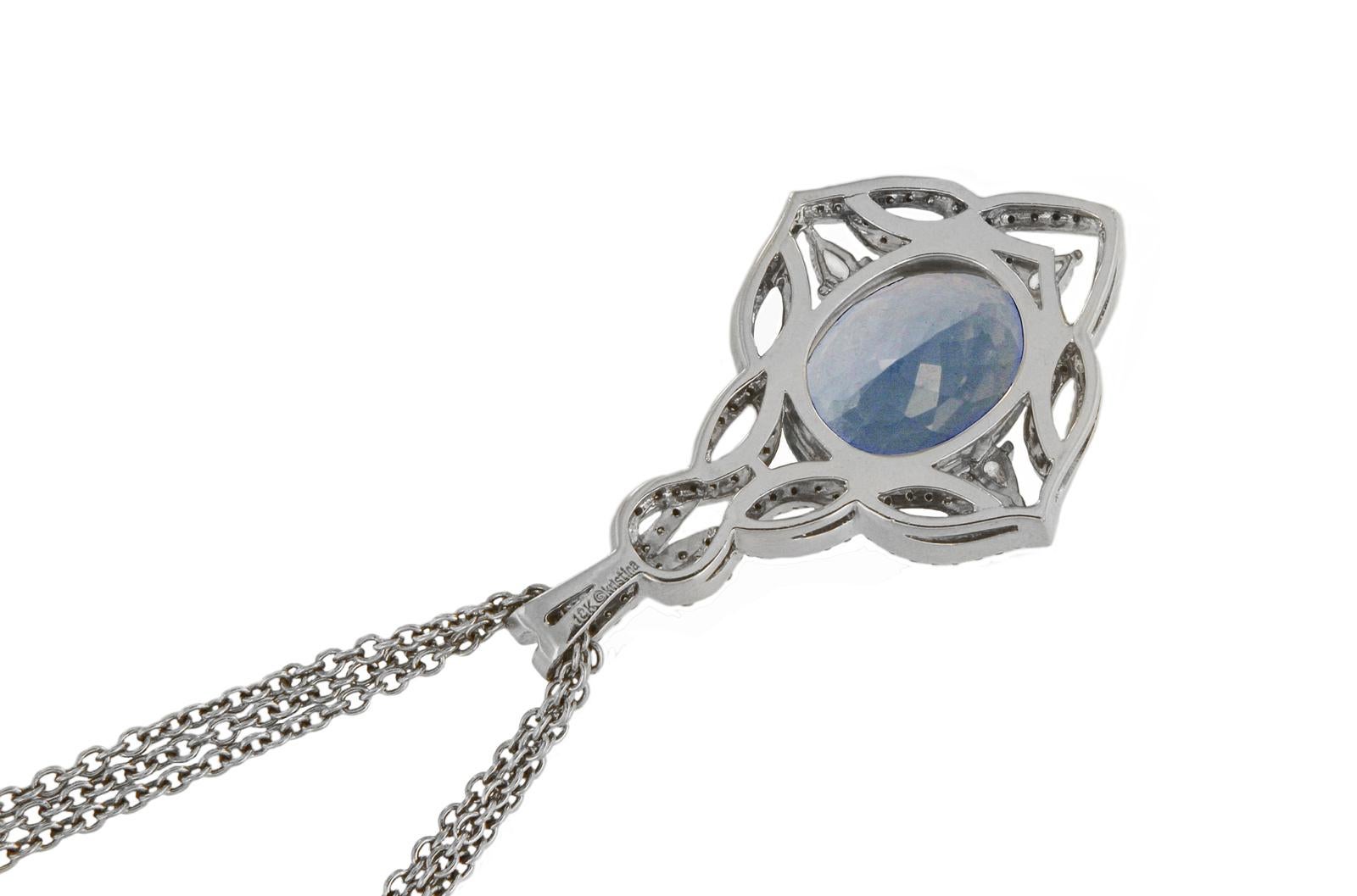 COLLANA KRISTINA IN ORO BIANCO 18K CON DIAMANTI E ACQUAMARINA.

-Condizioni perfette
-Oro bianco 18k
-Dimensione del pendente: 30x50mm
-Acquamarina: 12,5ct
-Diamanti: 3,00ct, purezza VS, colore G
-Peso del ciondolo: 32,3 grammi
-Lunghezza della