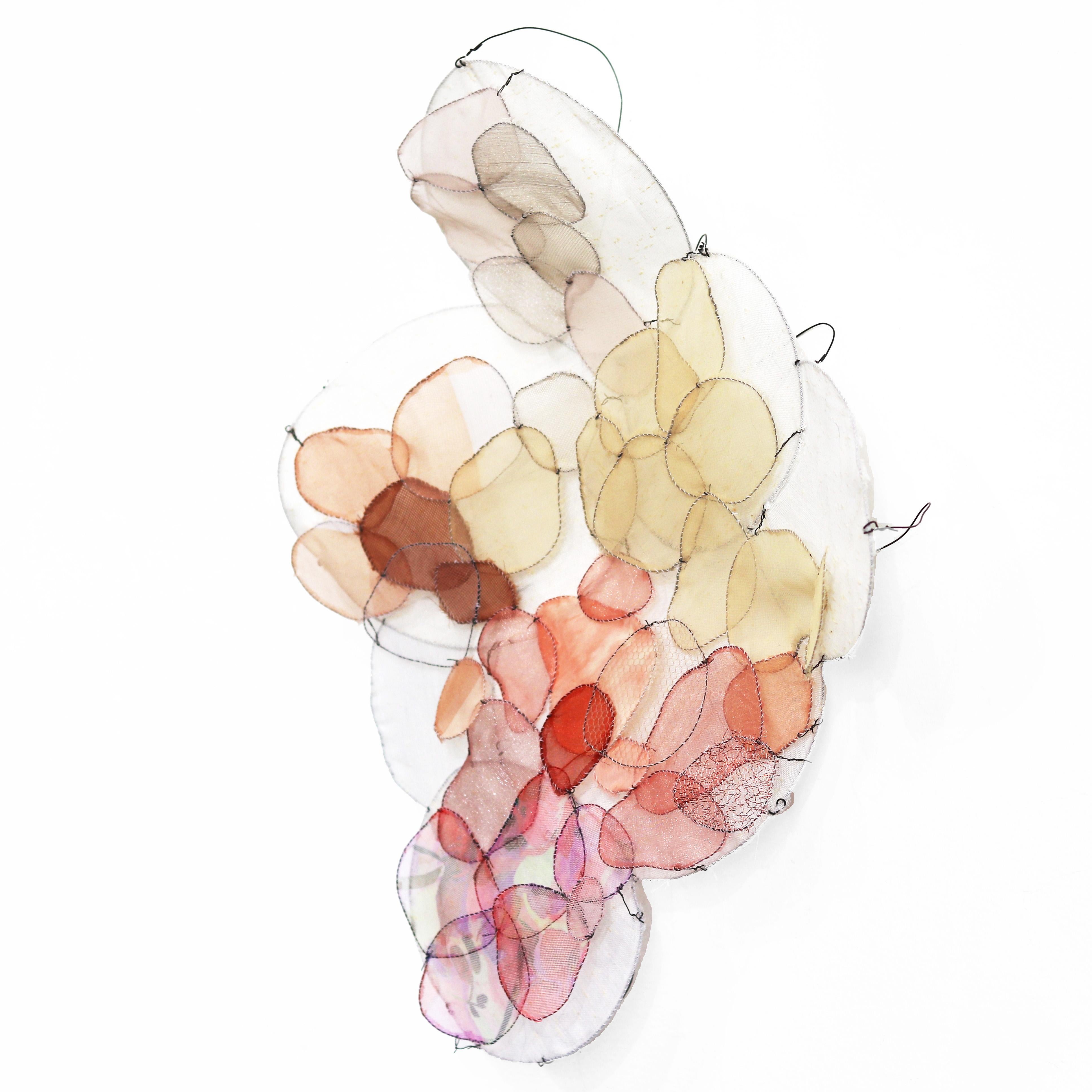 Pesche e panna - opera d'arte scultorea a tecnica mista - Abstract Sculpture Beige di Kristina Fjellman