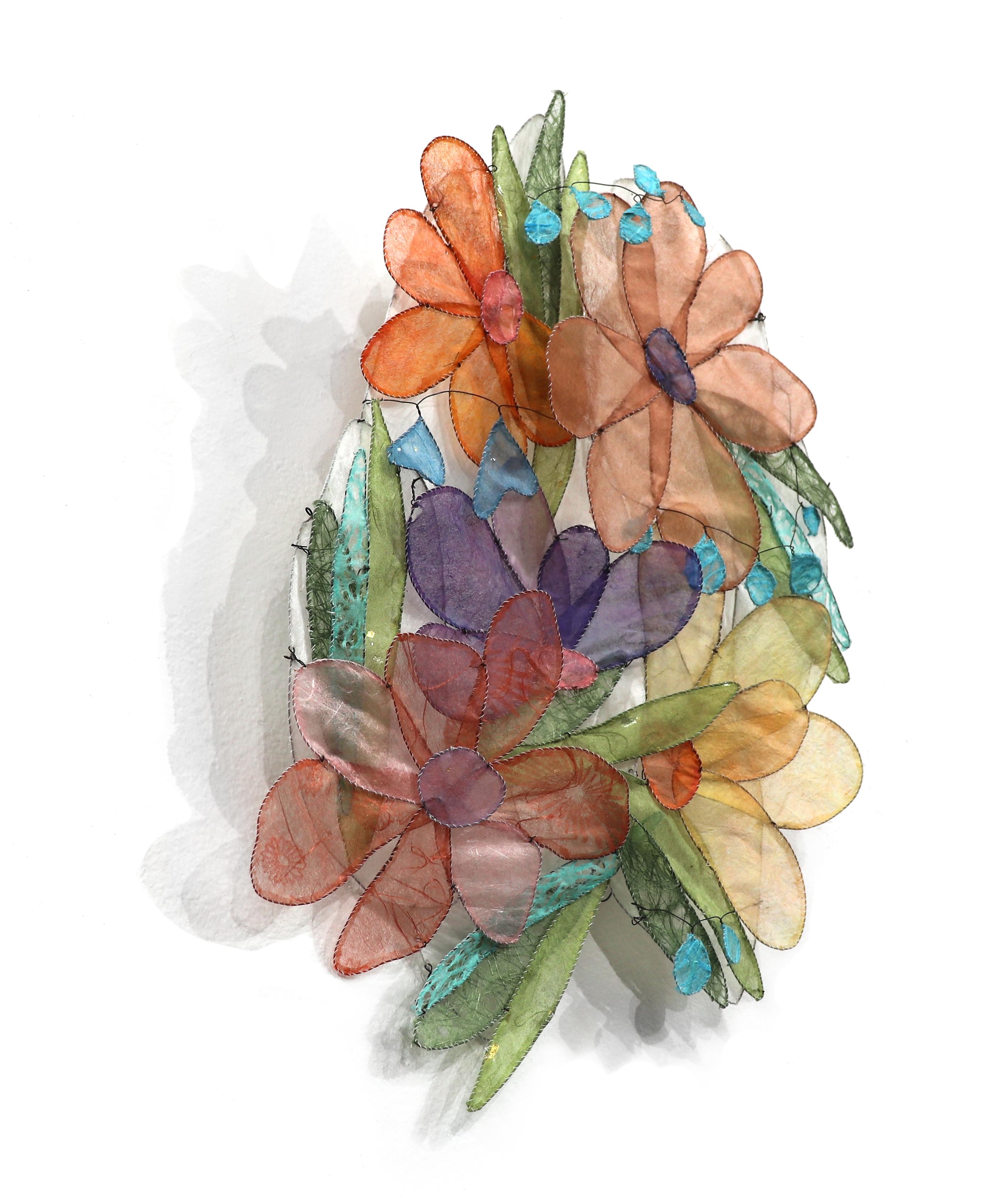 Natural / Unnatural R - Mixed Media Buntes florales skulpturales Kunstwerk mit Blumenmuster im Angebot 1