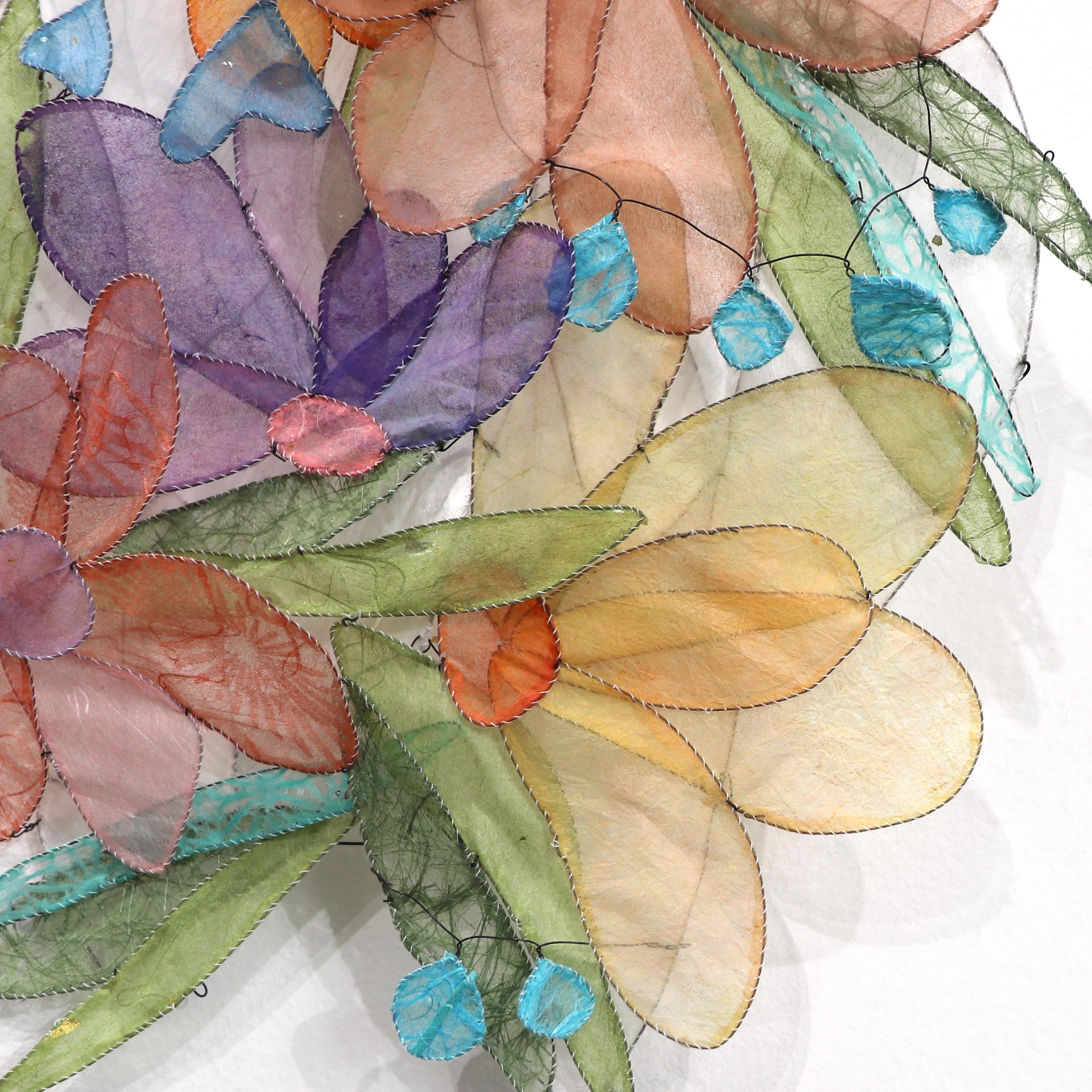 Natural / Unnatural R - Mixed Media Buntes florales skulpturales Kunstwerk mit Blumenmuster im Angebot 2