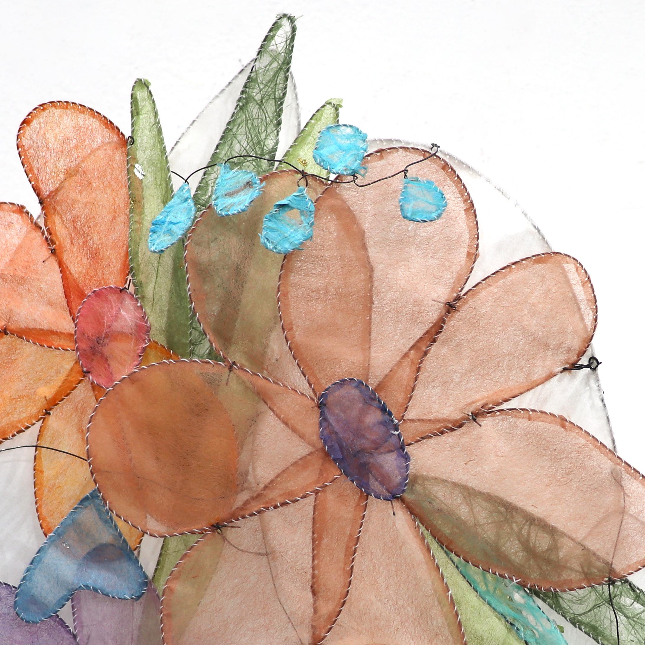 Natural / Unnatural R - Mixed Media Buntes florales skulpturales Kunstwerk mit Blumenmuster im Angebot 4