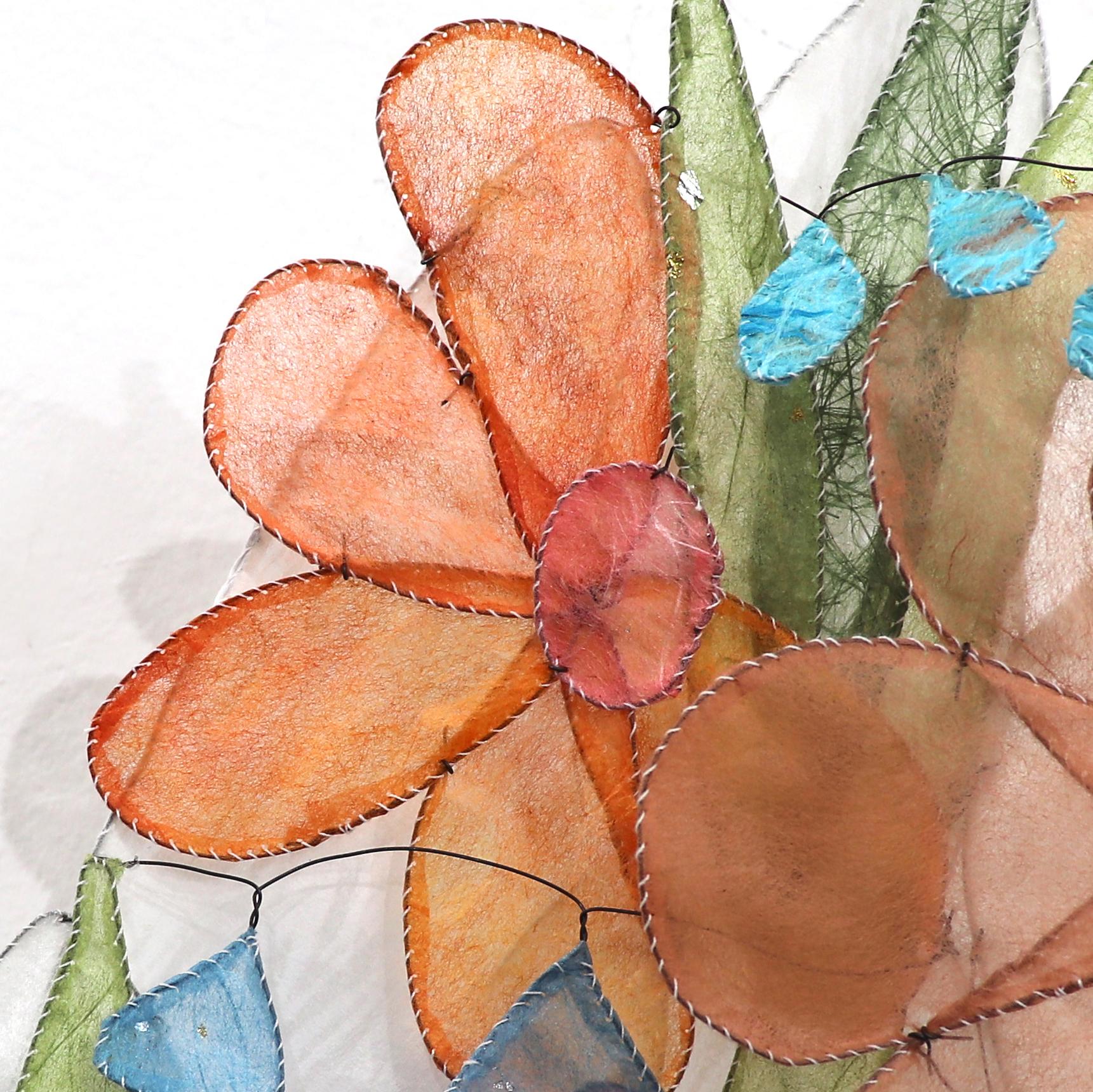 Natural / Unnatural R - Mixed Media Buntes florales skulpturales Kunstwerk mit Blumenmuster im Angebot 5