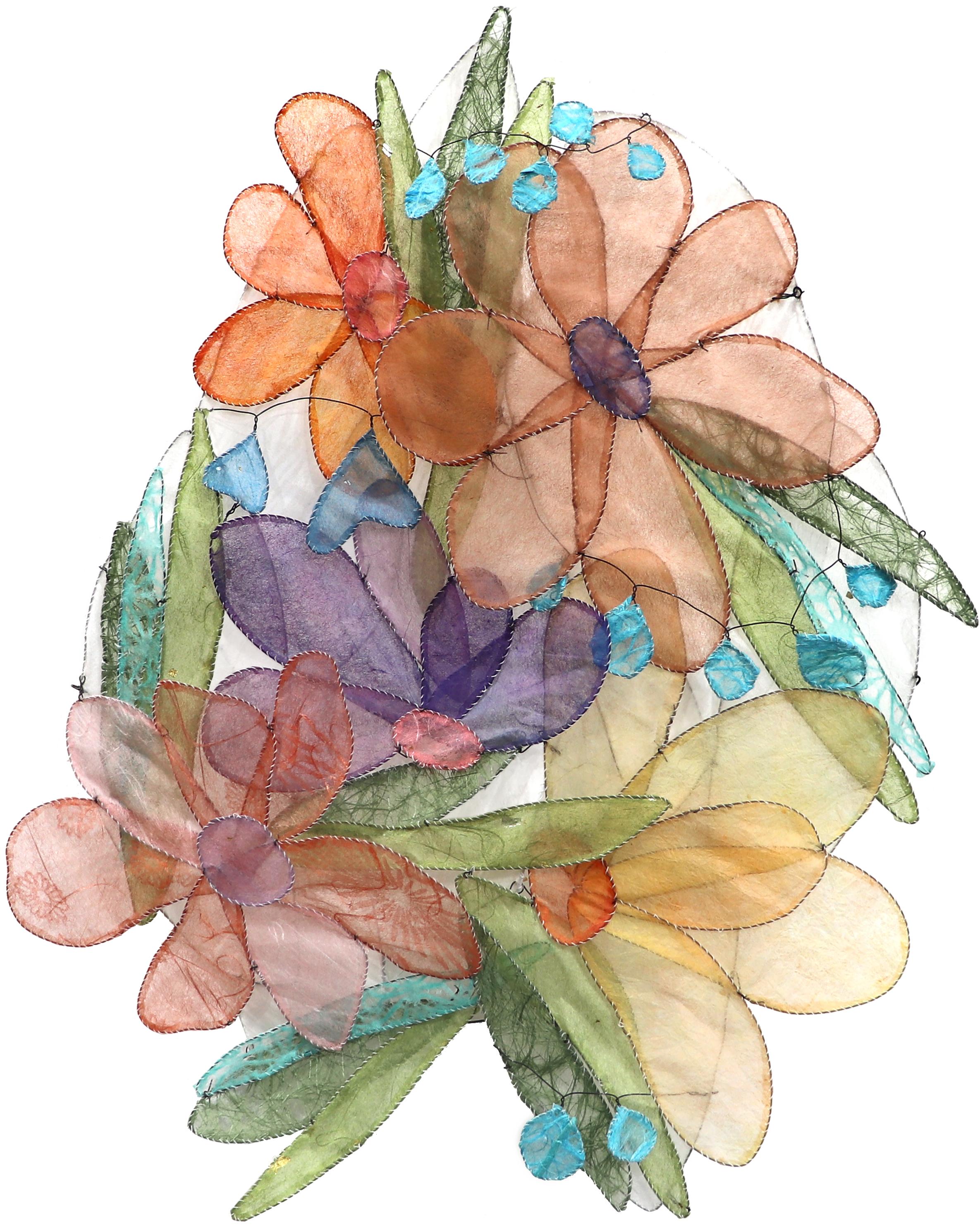 Natural / Unnatural R - Mixed Media Buntes florales skulpturales Kunstwerk mit Blumenmuster – Mixed Media Art von Kristina Fjellman