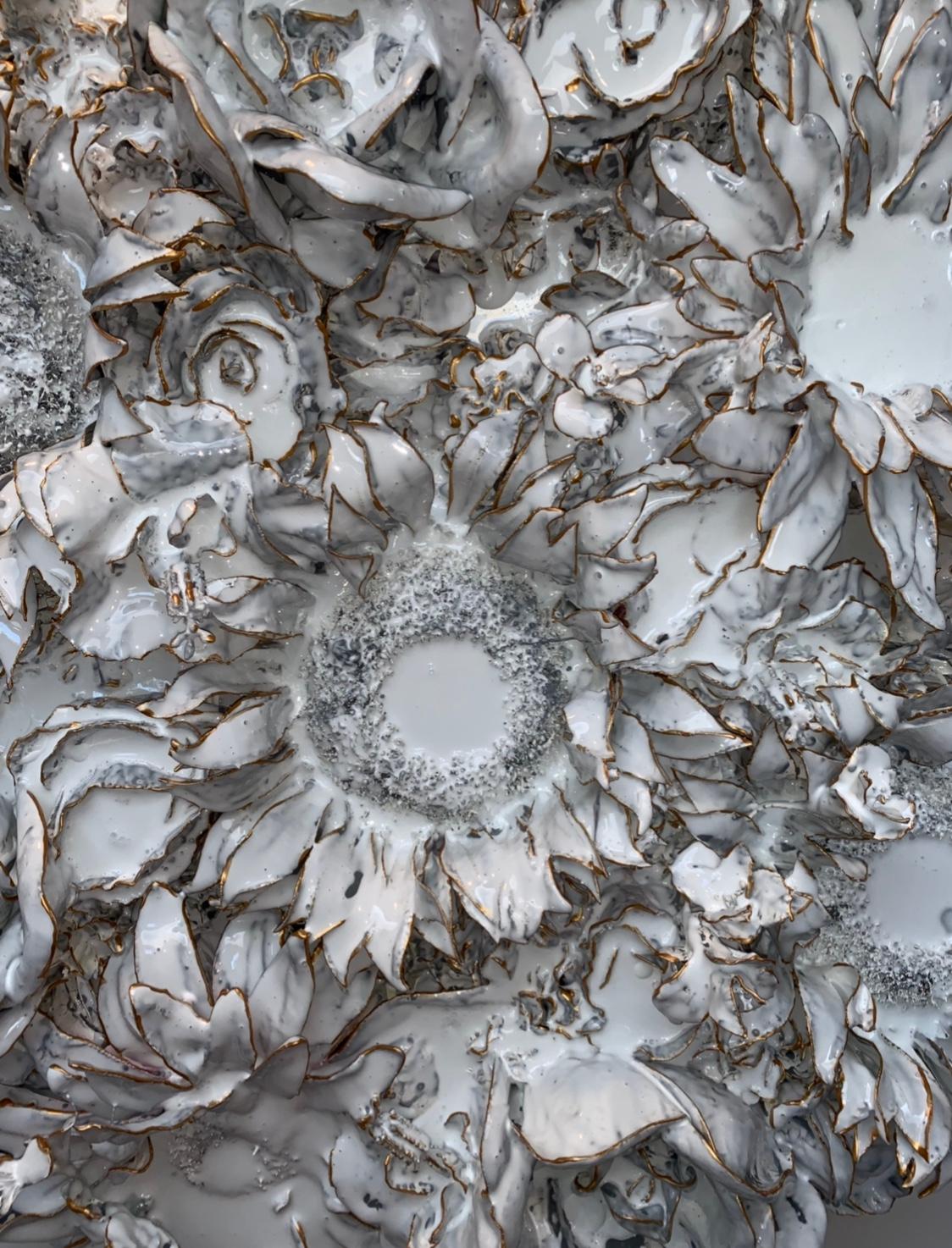 Cette pièce florale tridimensionnelle est composée de résines grises, blanches et transparentes avec des acryliques dorées sur panneau de bois.
L'artiste, Kristina Grace, réside et s'inspire du littoral de la Californie du Sud. Vivre à Newport Beach