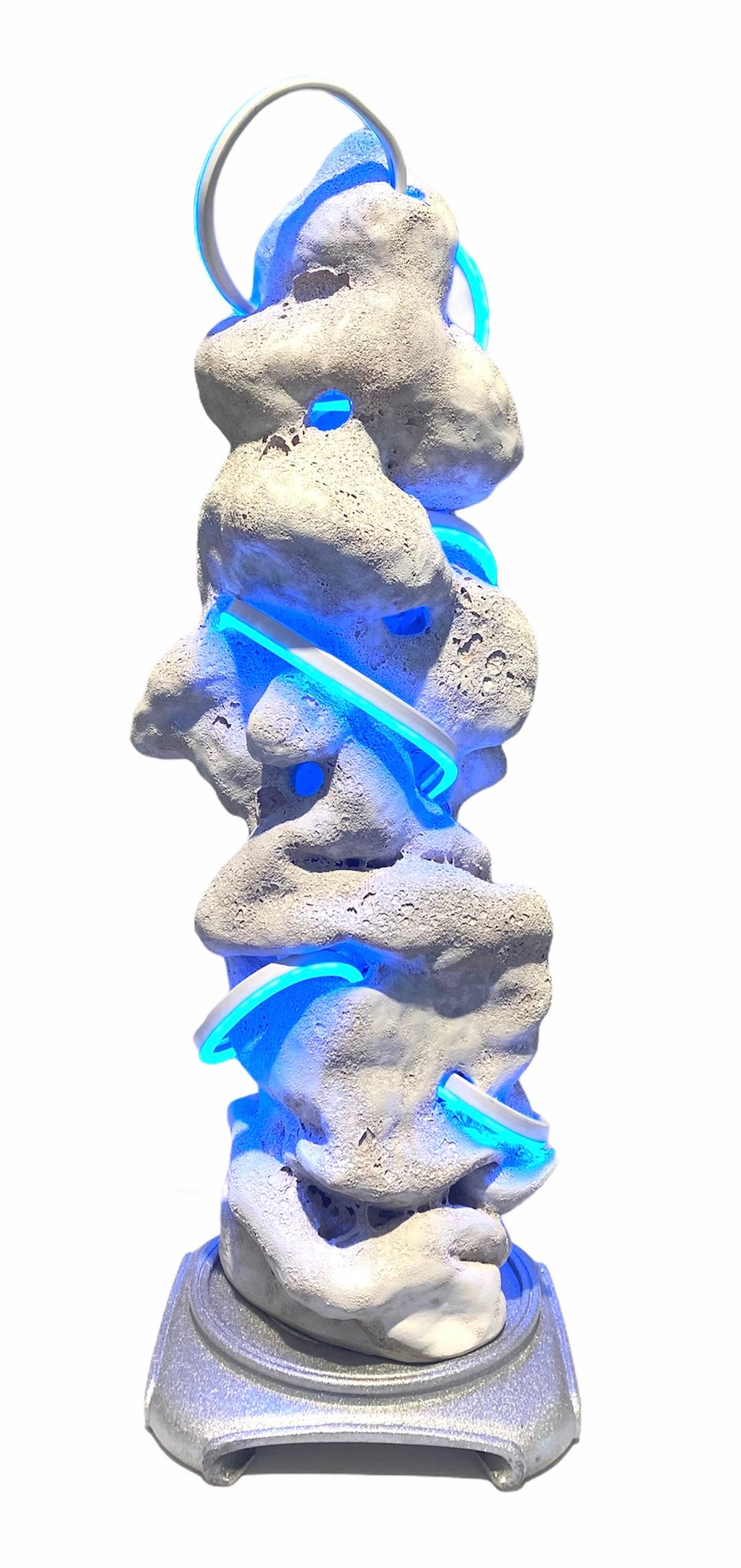 Scholar's Stone II - Érudit contemporain blanc avec lumière bleue