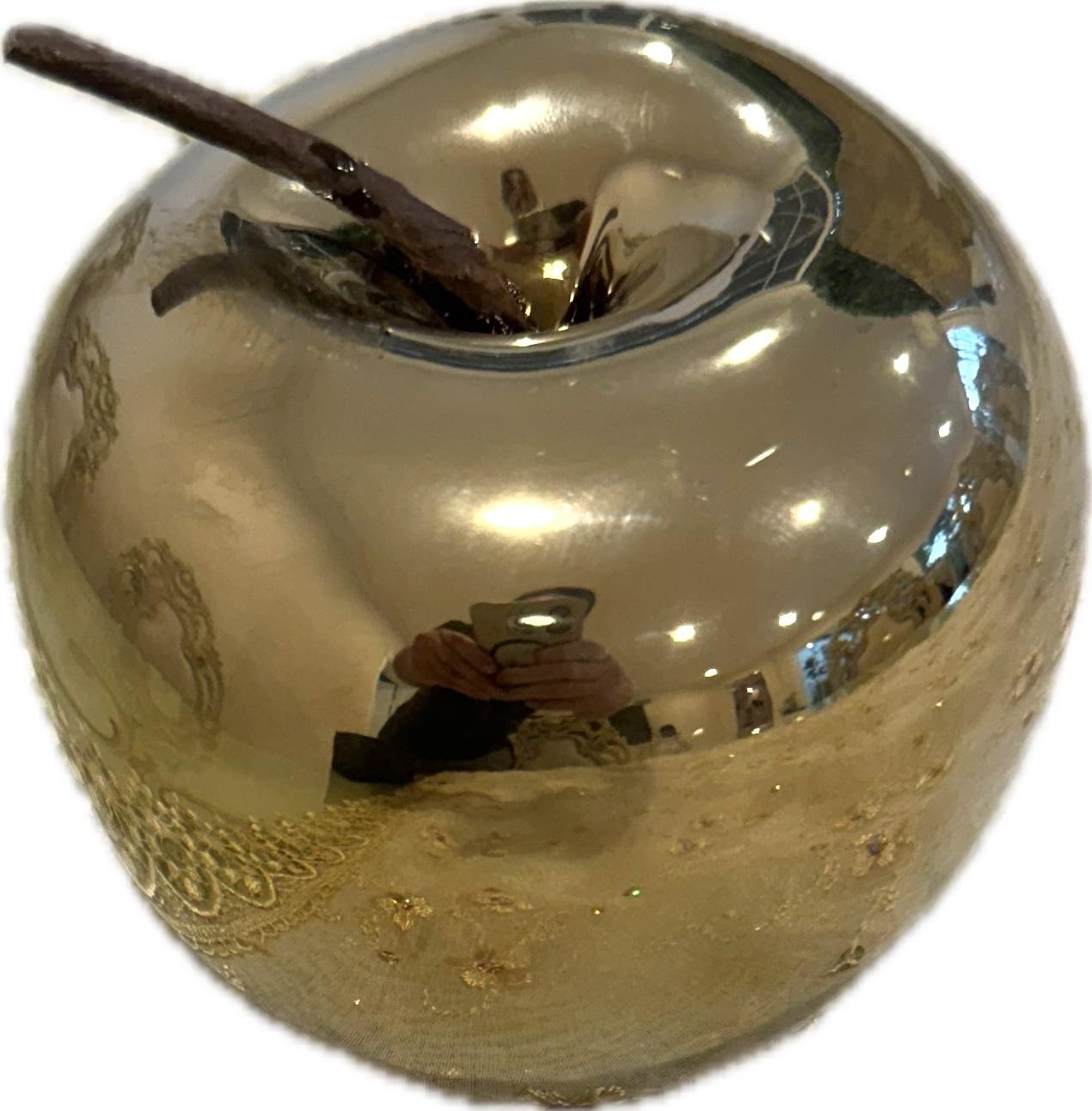 Mela dell'Eden, Art Decor in porcellana, Installazione, Metal Gold - Sculpture di Kristina Oganezz