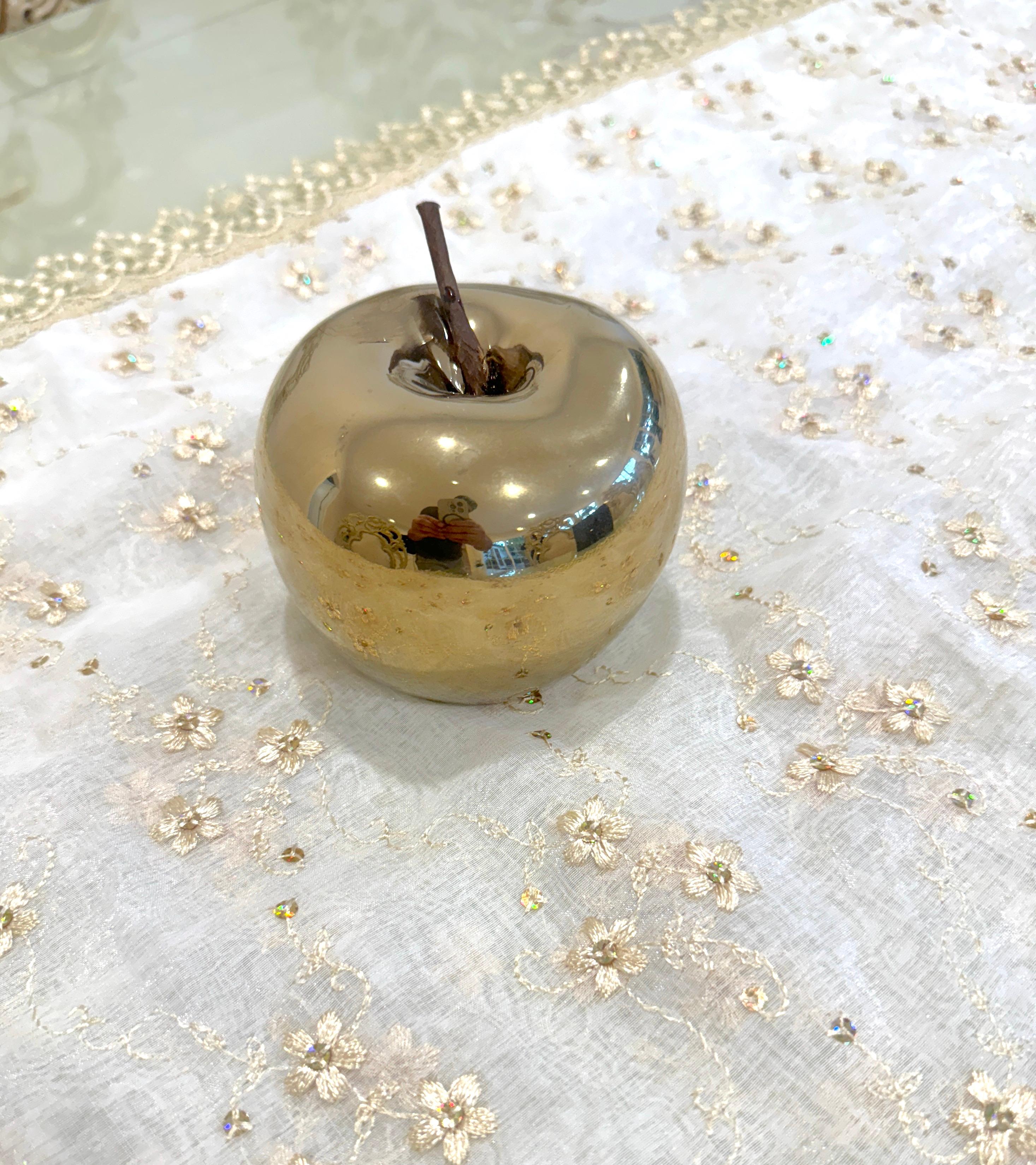 Apfel von Eden, Porzellan Art Decor, Installation, Metall Gold, Geschenk – Sculpture von Kristina Oganezz