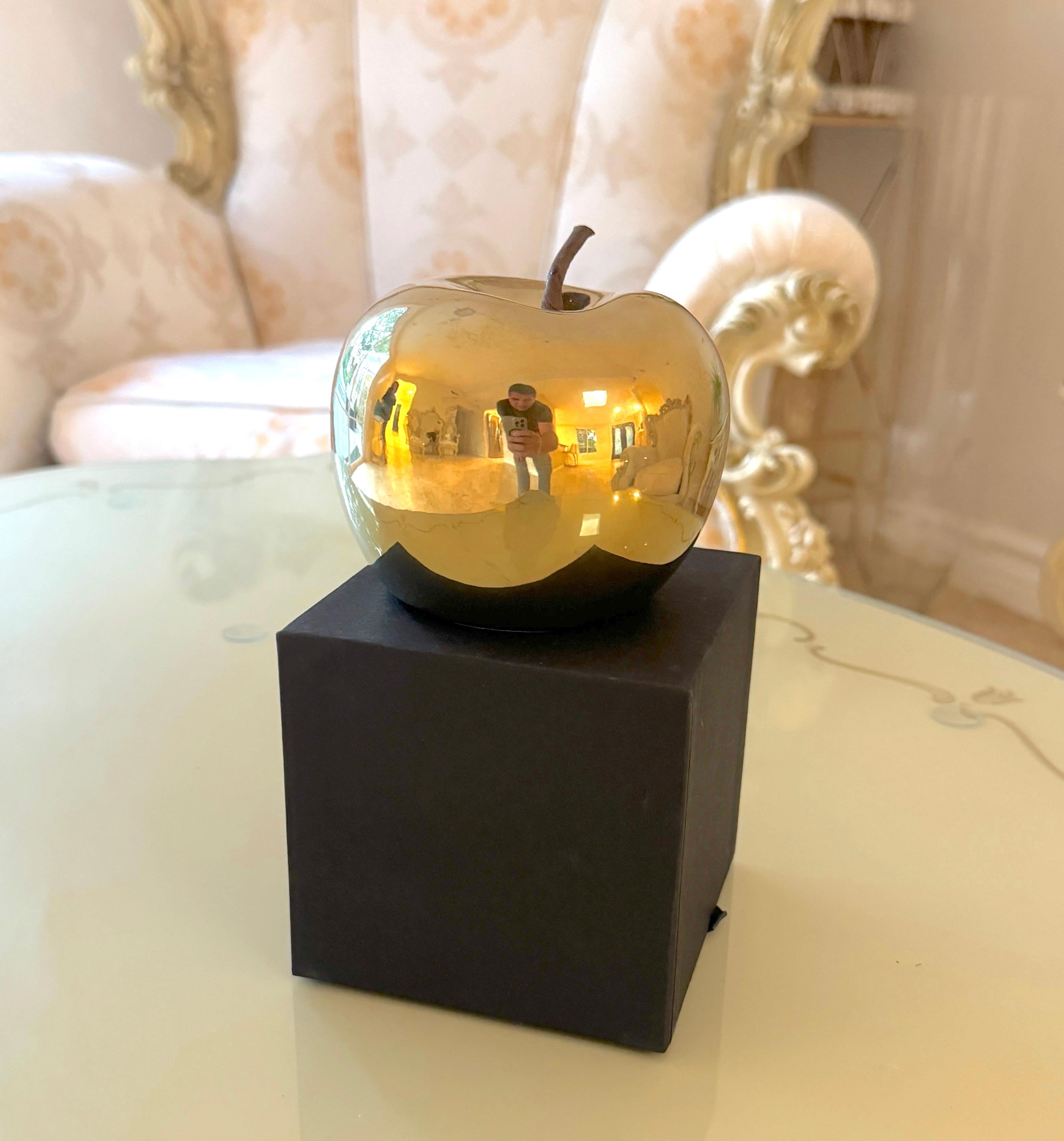 Apfel von Eden, Porzellan Art Decor, Installation, Metall Gold, Geschenk (Impressionismus), Sculpture, von Kristina Oganezz