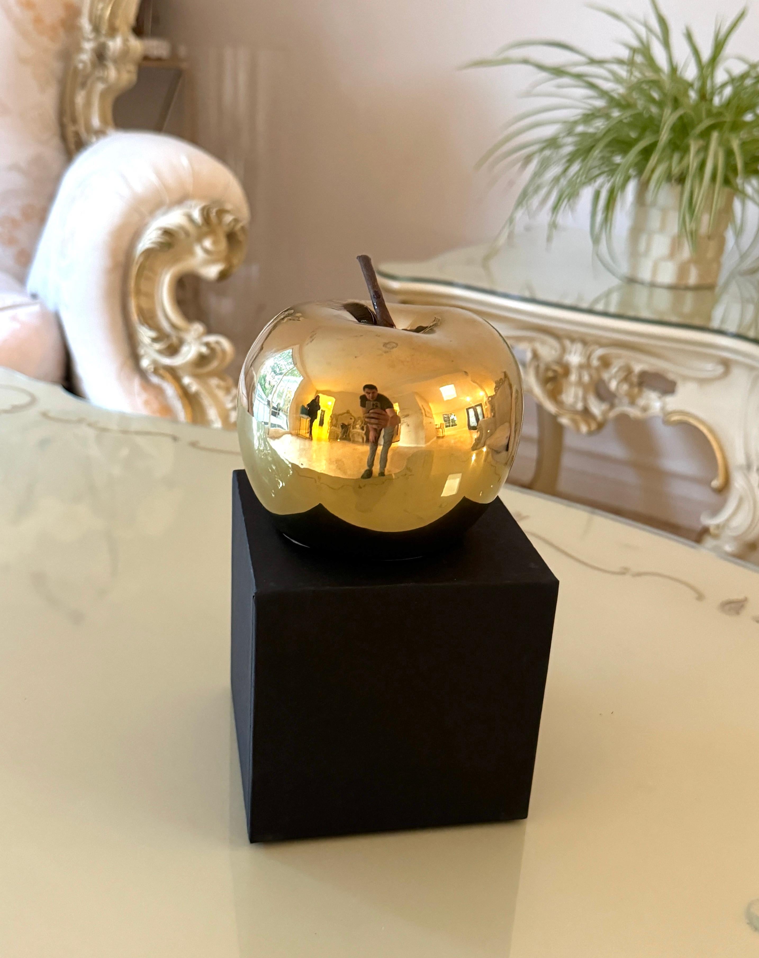 Künstlerin: Kristina Oganezz 
Arbeiten: Kunstinstallation / Kunstdekor
Medium: Porzellan
Jahr: 2024
Farbe: Metall Gold
Titel: Apfel von Eden
Größe: H 4,75