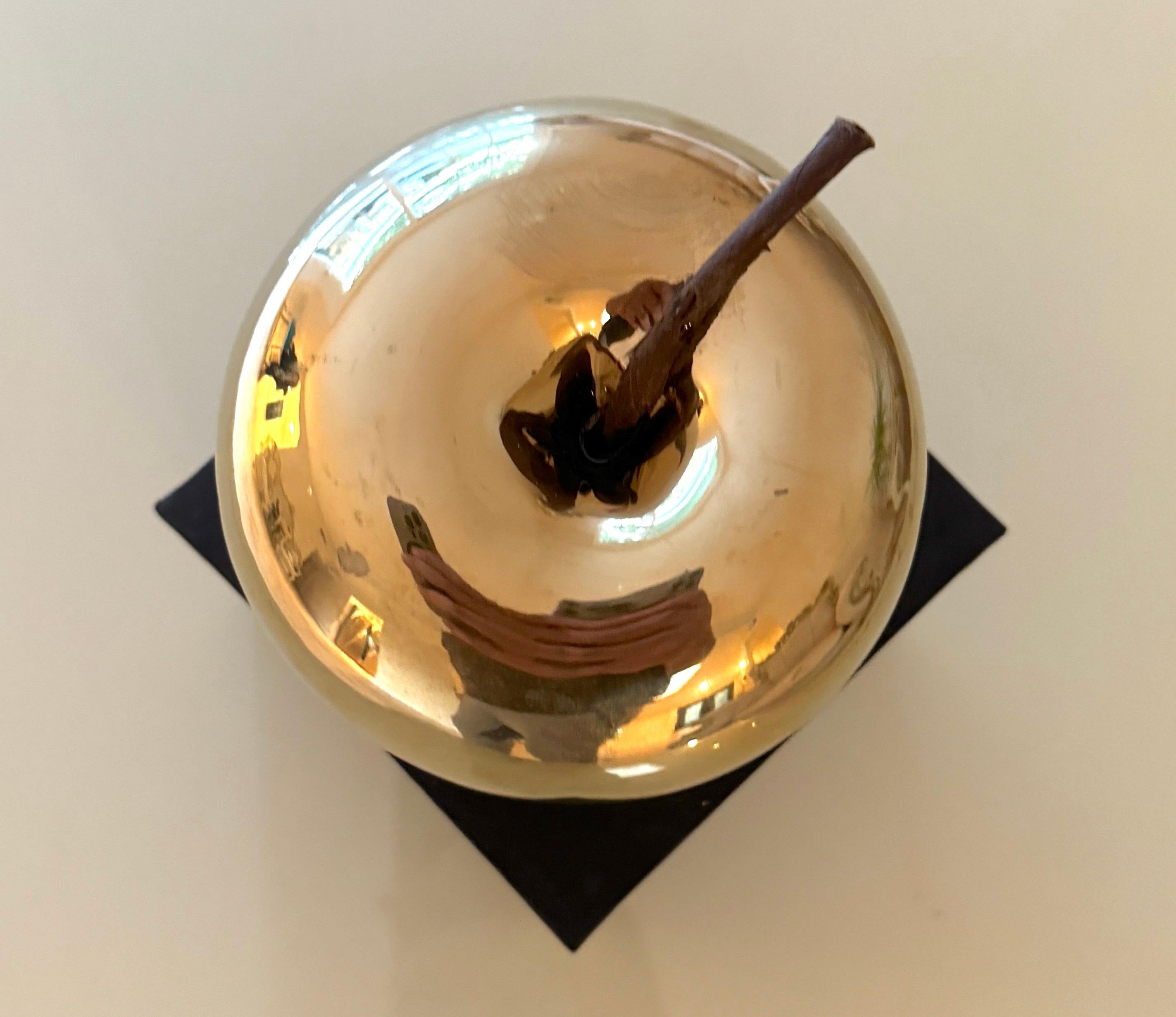 Apfel von Eden, Porzellan Art Decor, Installation, Metall Gold, Geschenk im Angebot 1