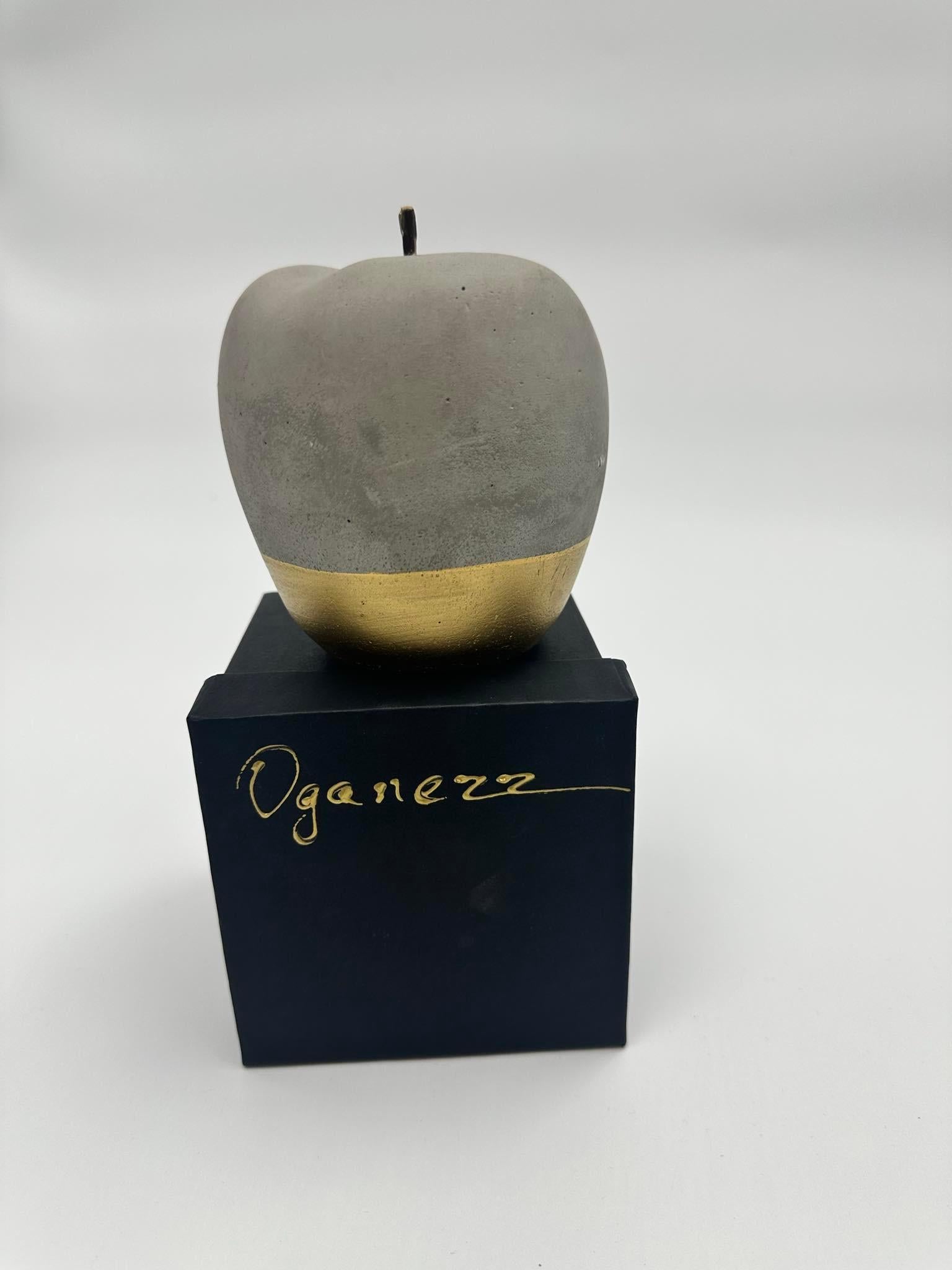 Apples of Eden, Porcelaine Art Decor, Installation, Metal, Concrete, Gold, Gift - Impressionnisme Sculpture par Kristina Oganezz