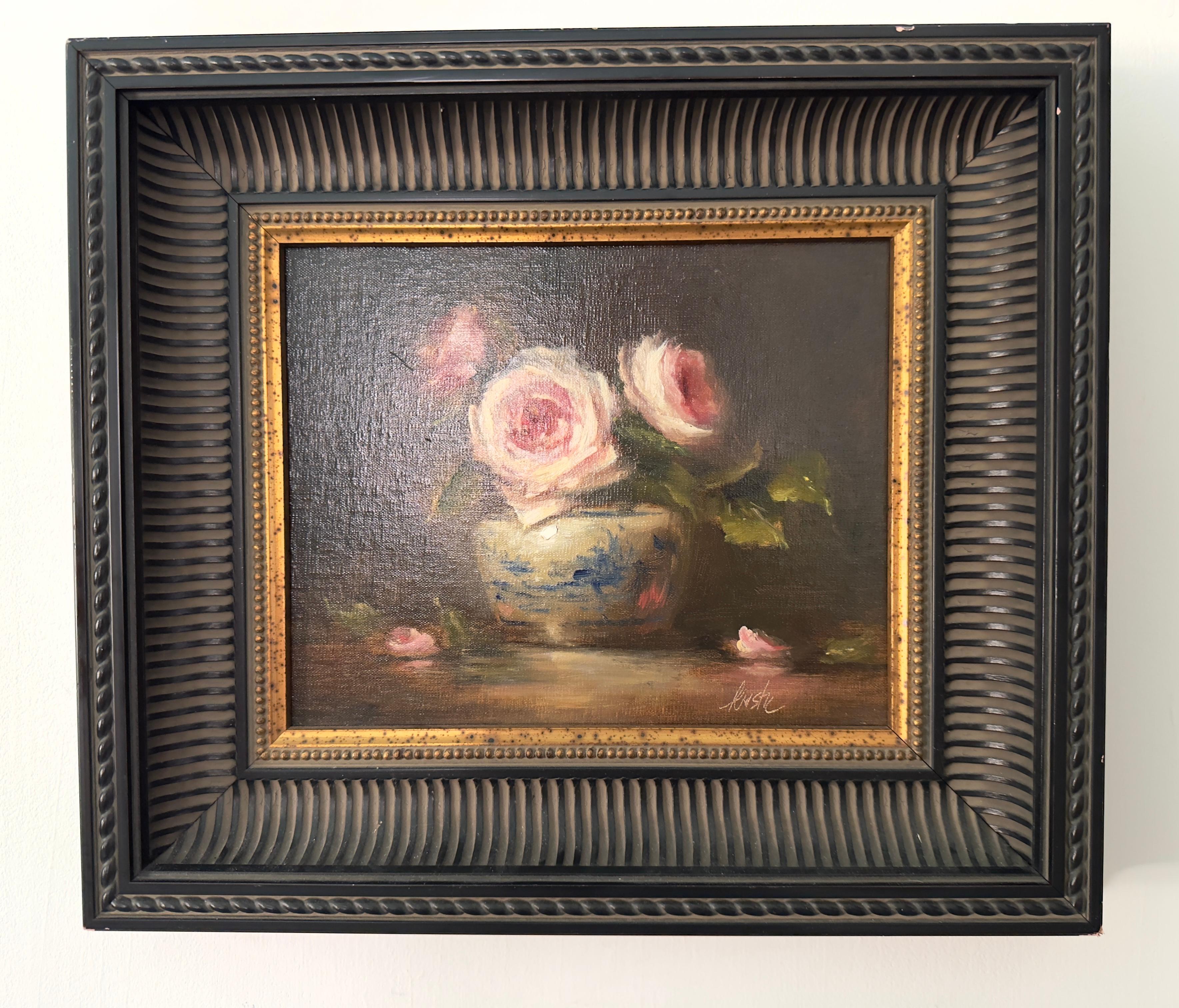 Nature morte aux roses
Toile 8x10 signée par l'artiste.
Inspirée par les vieux maîtres en matière de clair-obscur, Kristie étudie la chute de la lumière lorsqu'elle passe sur divers objets collectés qu'elle dispose sur sa scène de nature morte.
