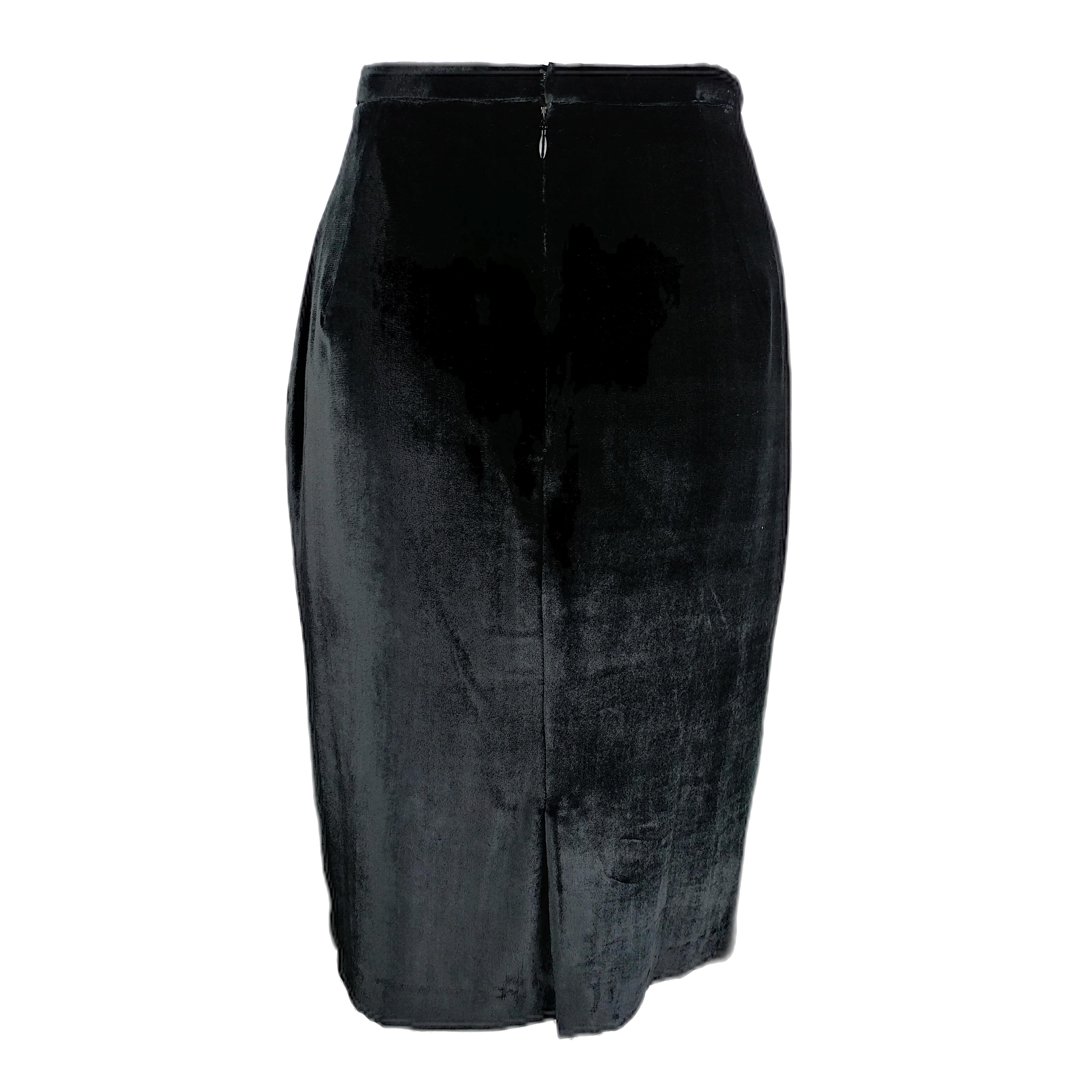 KRIZIA – 90s Vintage Black Velvet Pencil Skirt - Rayon and Silk  Size 6US 38EU In Excellent Condition For Sale In Cuggiono, MI